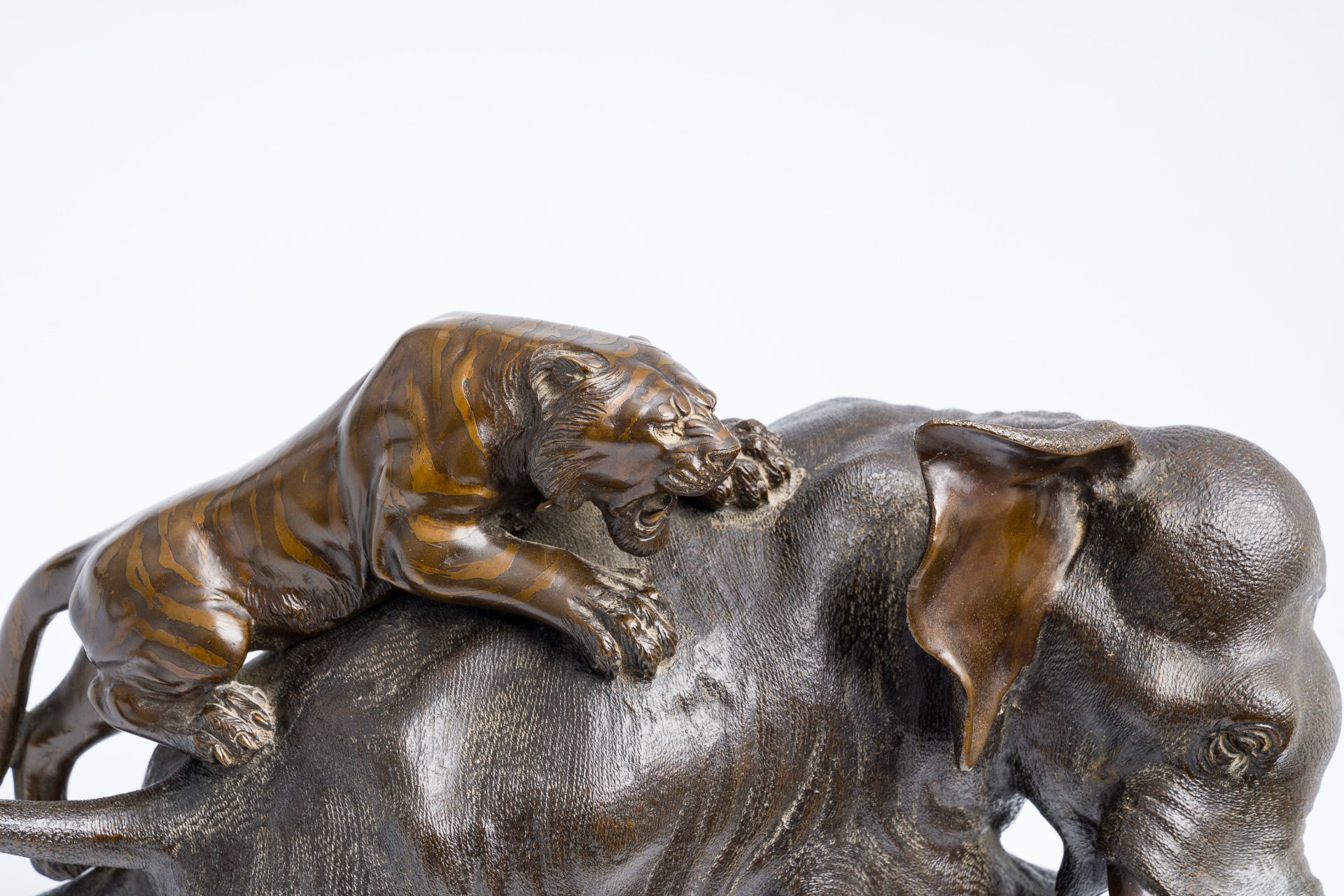 A Japanese bronze okimono of an elephant fighting two tigers, Meiji/Showa, 20th C. - Image 10 of 15