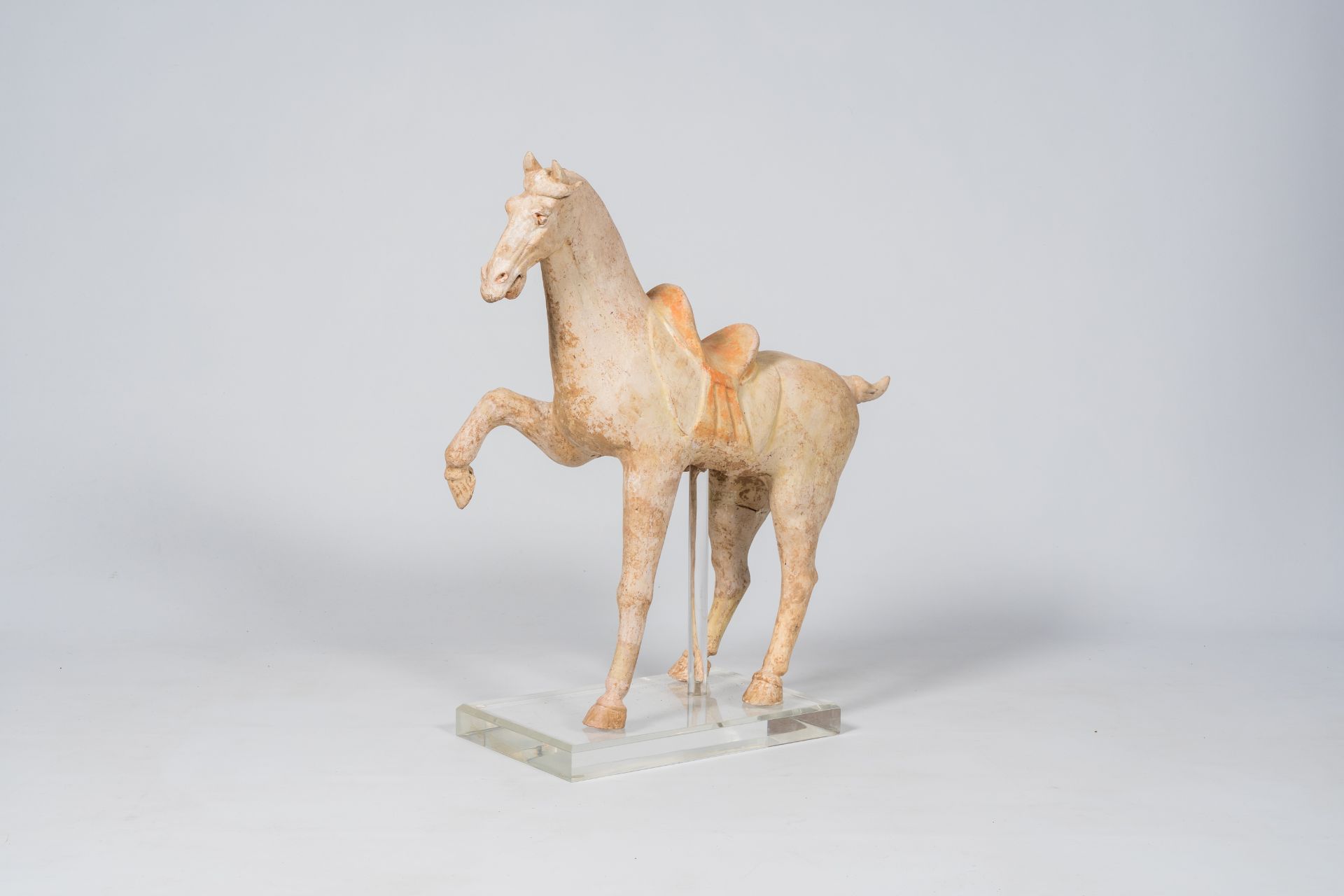 A Chinese polychrome painted pottery model of a horse, Tang - Bild 5 aus 9