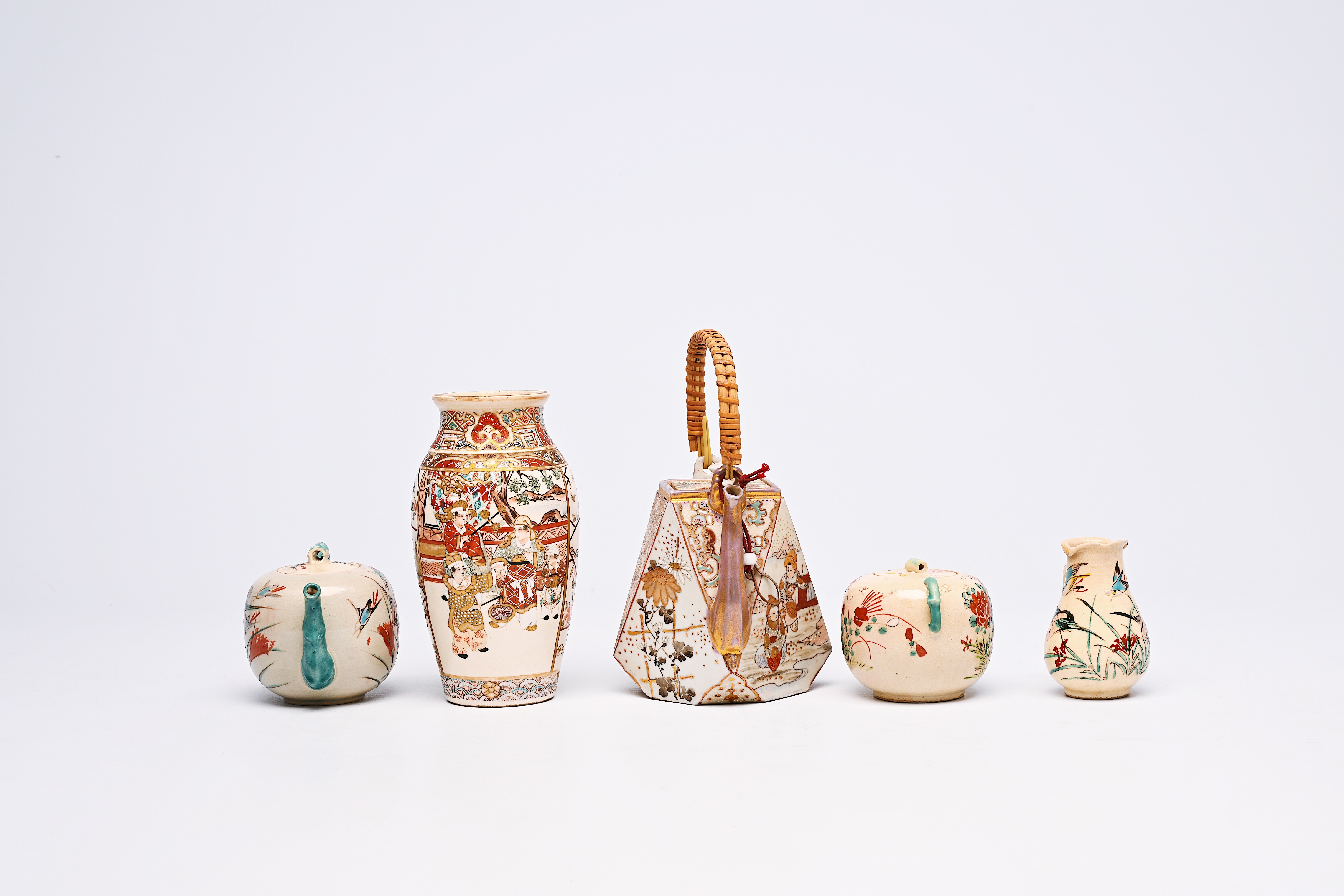 An extensive collection of Japanese Satsuma and Kutani porcelain, Meiji/Showa, 19th/20th C. - Image 14 of 30