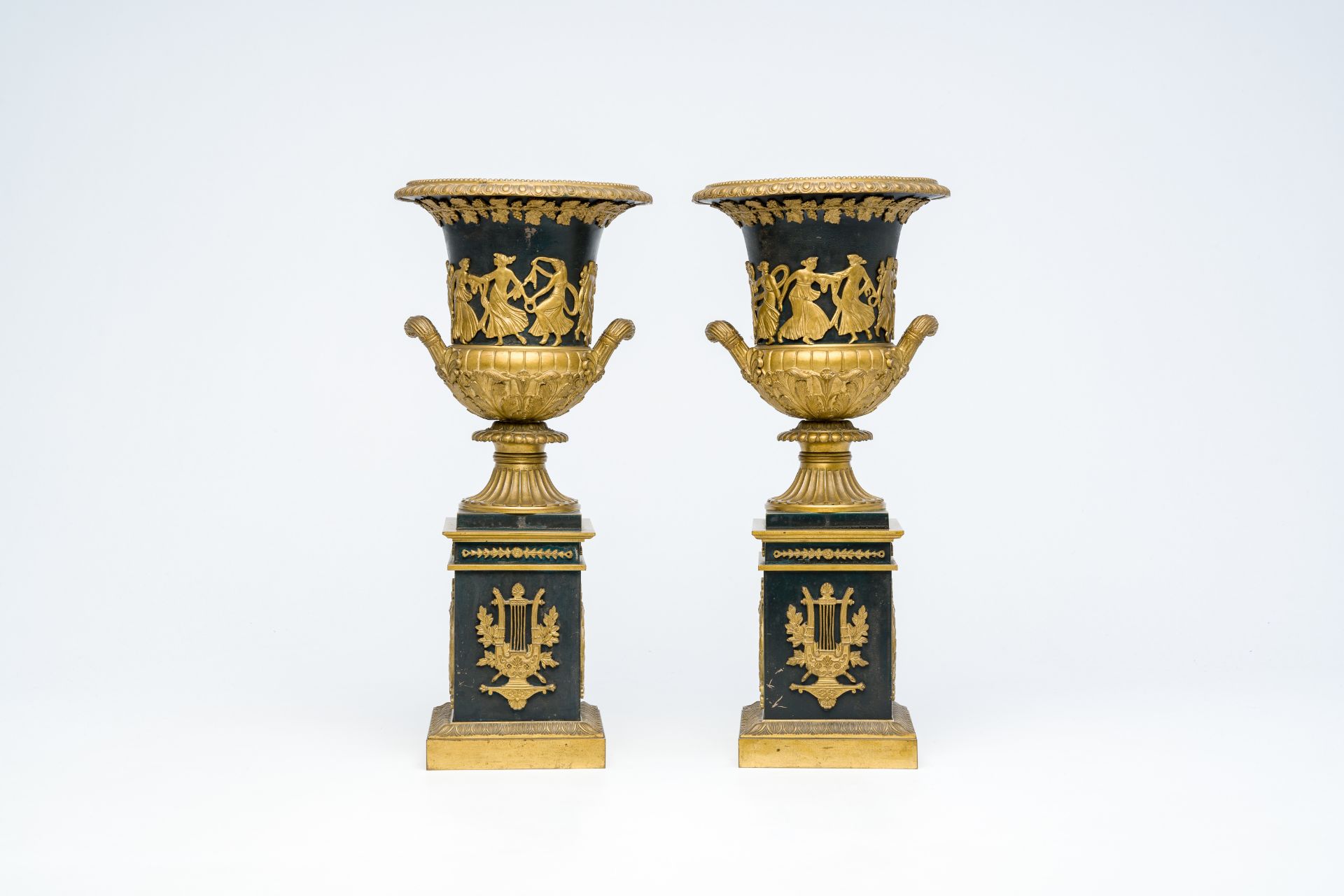 A pair of French patinated and gilt bronze 'Campana' urns in the style of Thomire, 19th/20th C. - Image 4 of 7