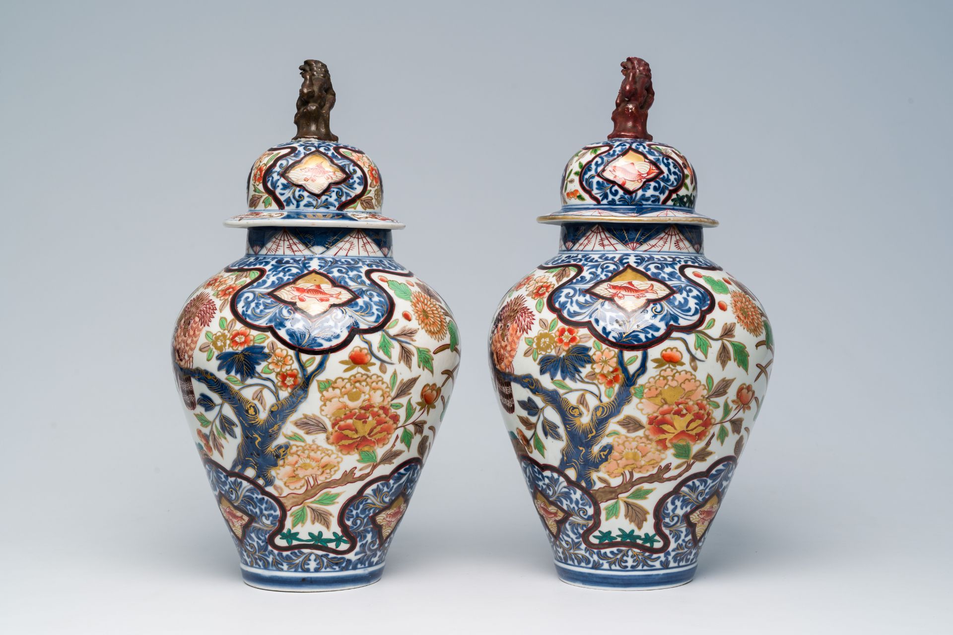 A pair of French Samson Imari style 'hunting eagles' vases and covers, Paris, 19th C. - Image 3 of 6