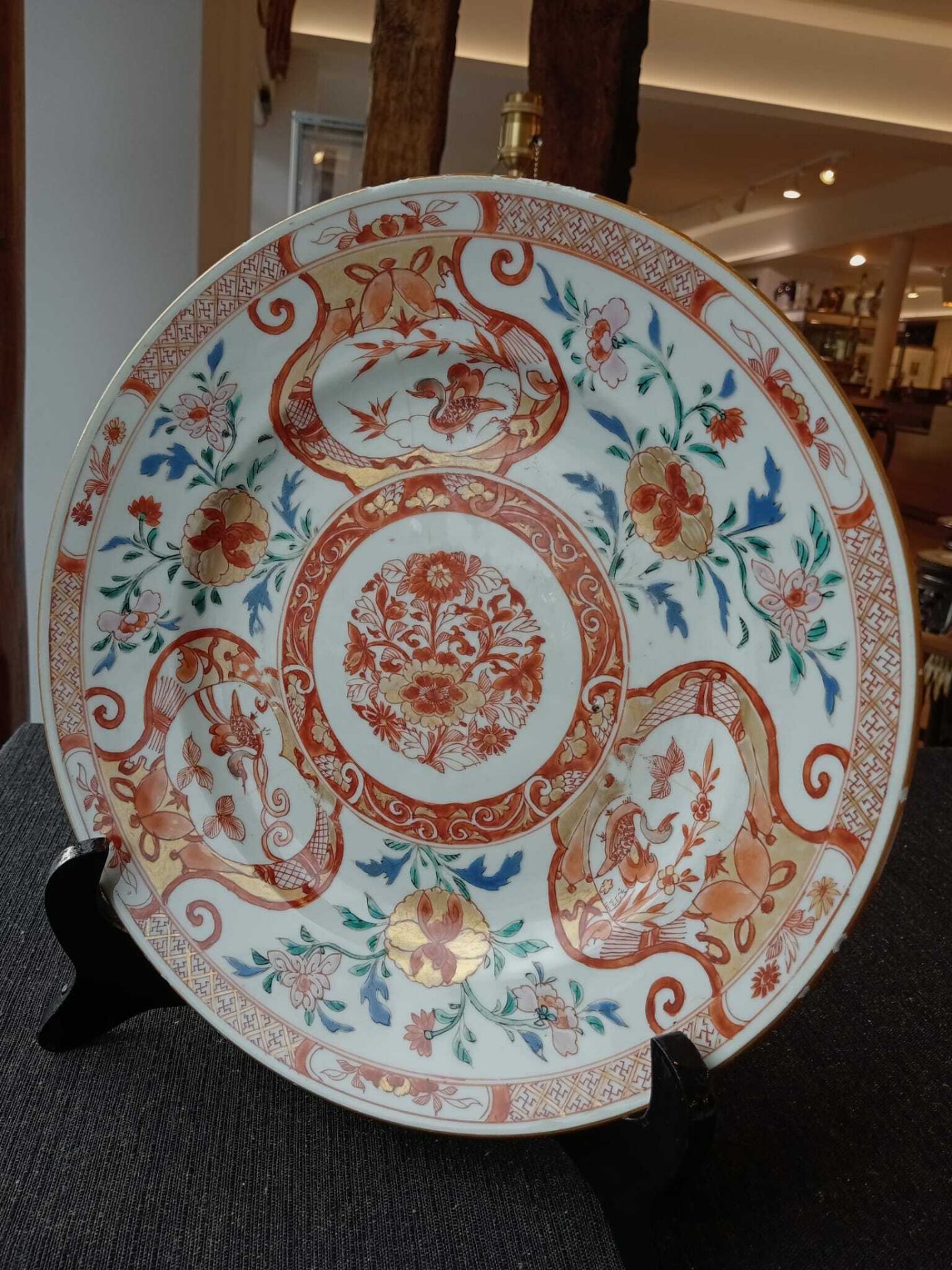 Two Chinese famille verte and iron-red plates with floral design, Kangxi/Yongzheng - Bild 10 aus 16