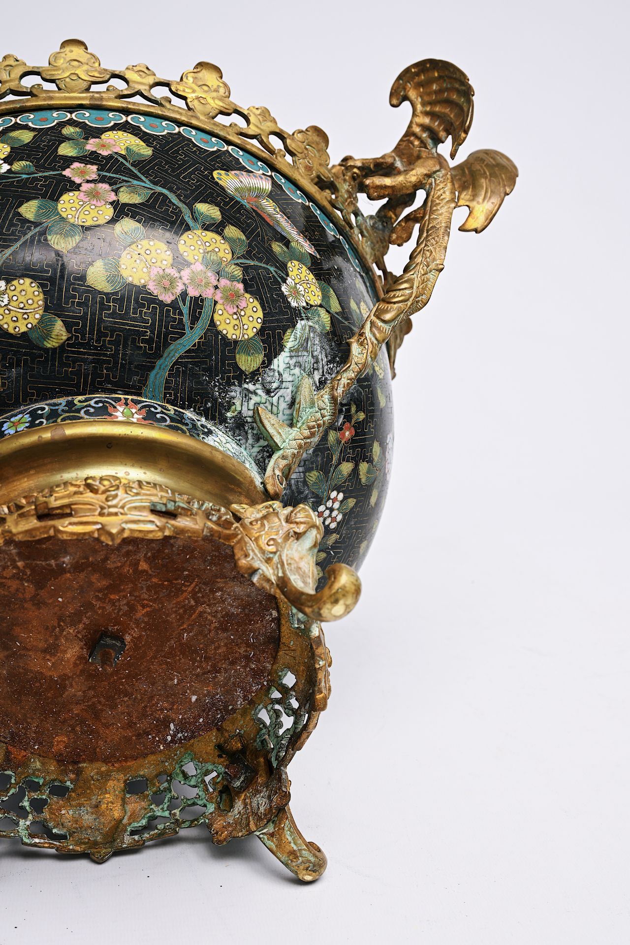 A Chinese cloisonne bowl and a jardiniere with gilt metal mounts, 19th C. - Image 9 of 11