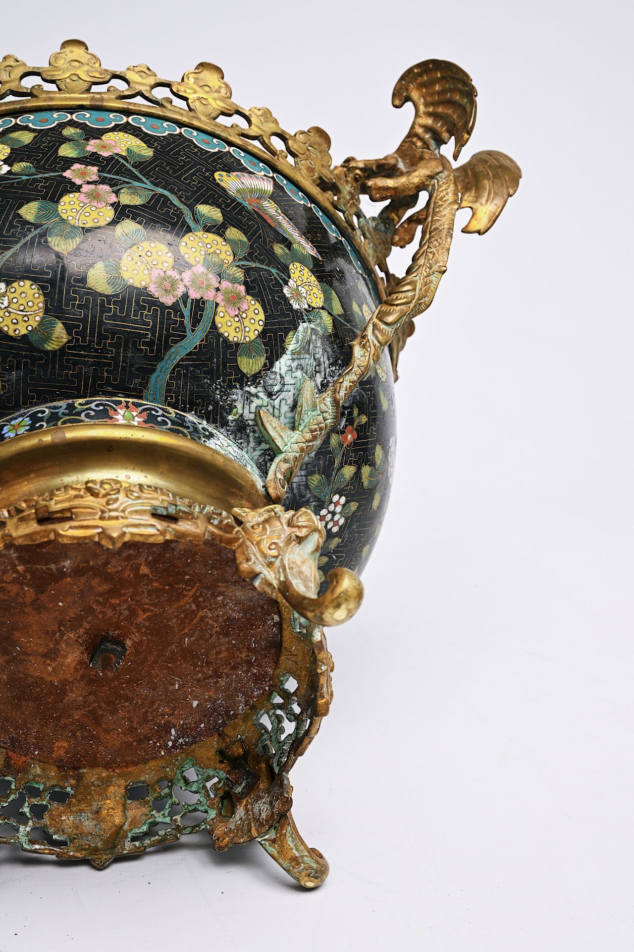 A Chinese cloisonne bowl and a jardiniere with gilt metal mounts, 19th C. - Bild 9 aus 11