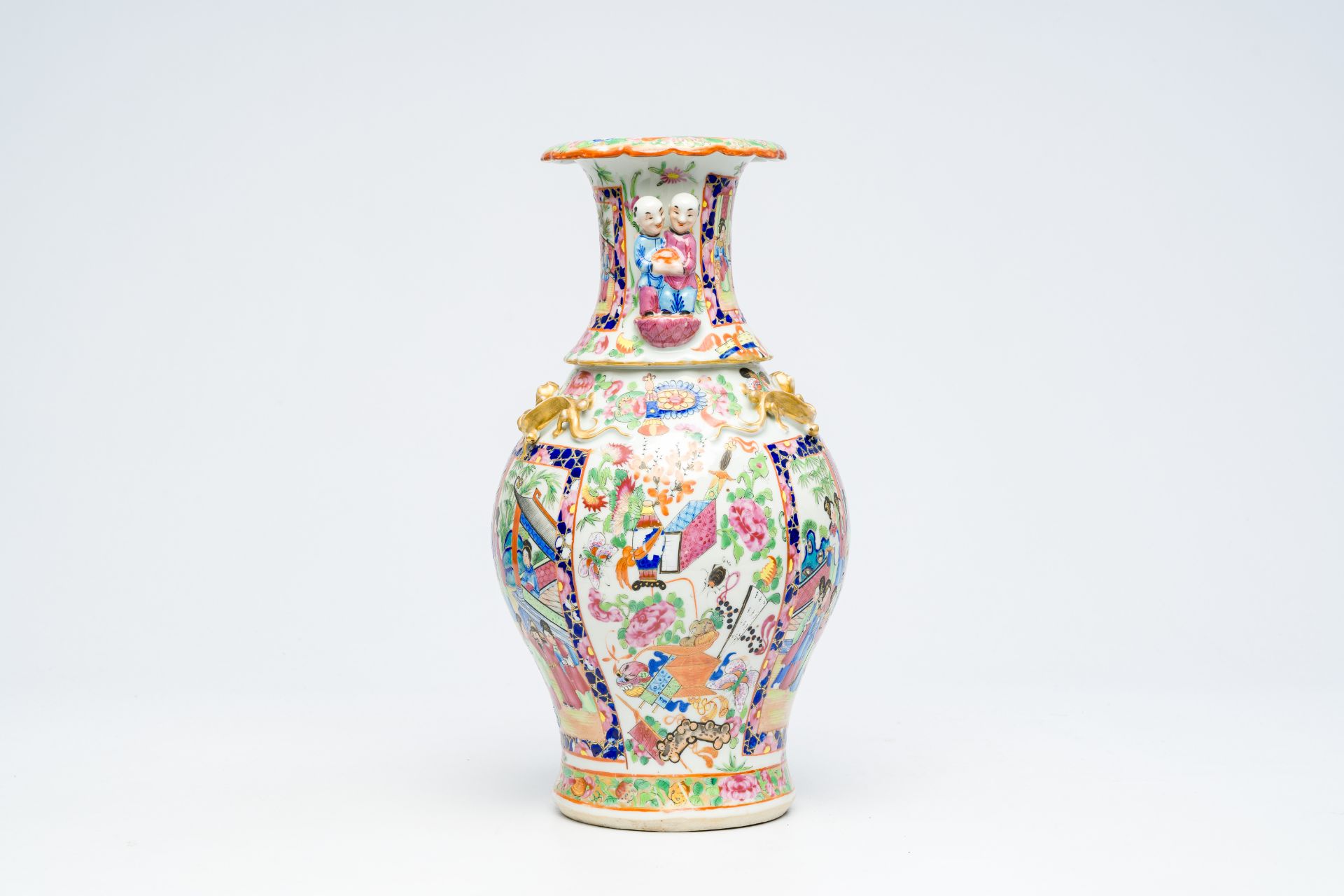 A Chinese Canton famille rose vase with palace scenes and the Hehe Er Xian twins in relief, 19th C. - Bild 2 aus 6