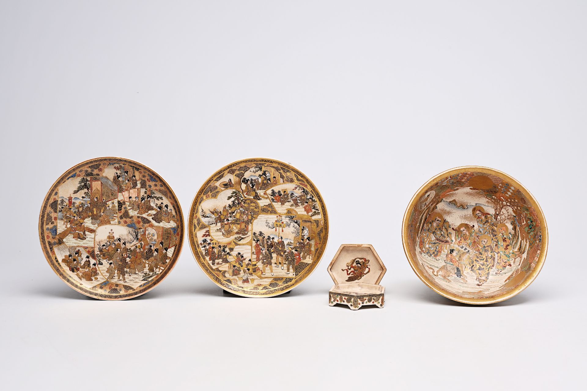 Two Japanese Satsuma plates, a box and cover and a bowl with figurative design, Meiji, 19th/20th C. - Image 2 of 9