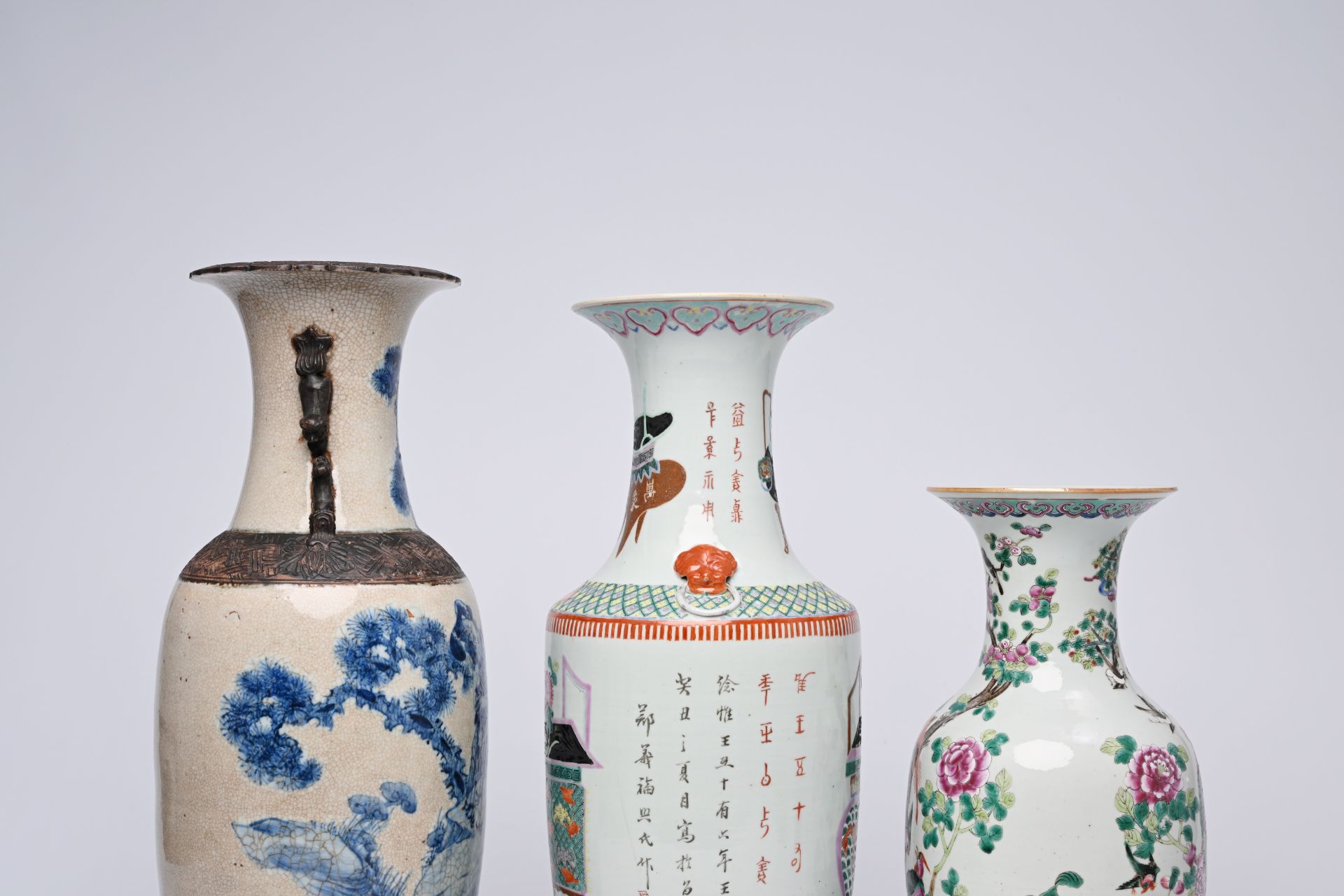 Two various Chinese famille rose vases and a Nanking crackle glazed blue and white vase with cranes - Bild 10 aus 11