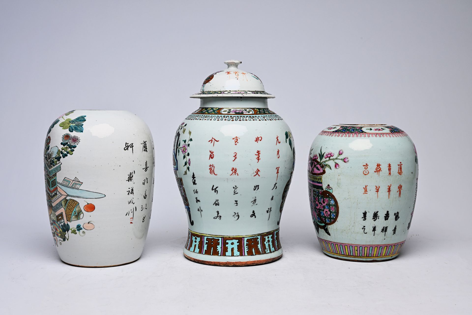 A Chinese famille rose vase and cover and two ginger jars with antiquities, 19th/20th C. - Bild 2 aus 6