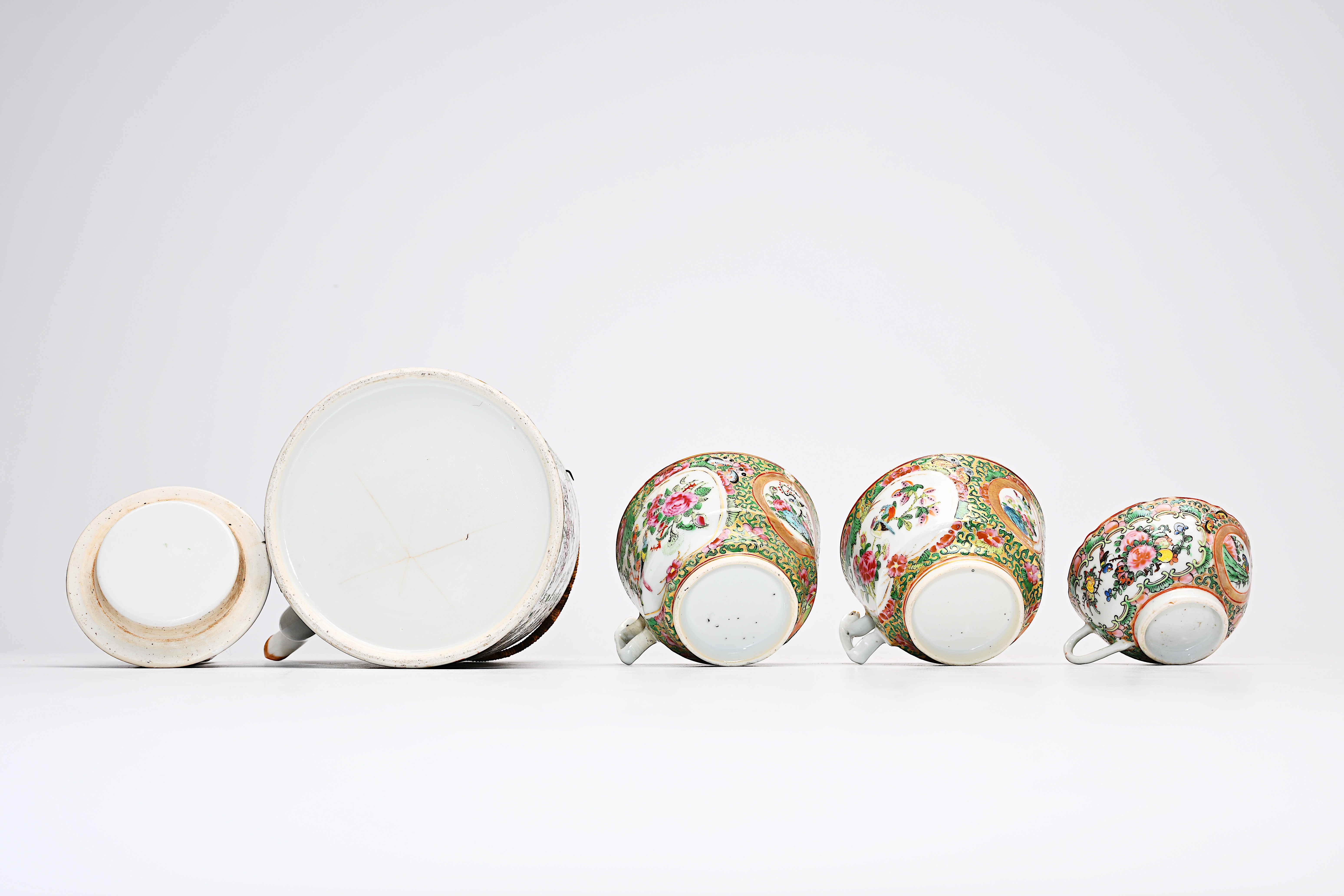 A Chinese Canton famille rose seventeen-part tea set and a bowl with palace scenes and floral design - Image 15 of 20