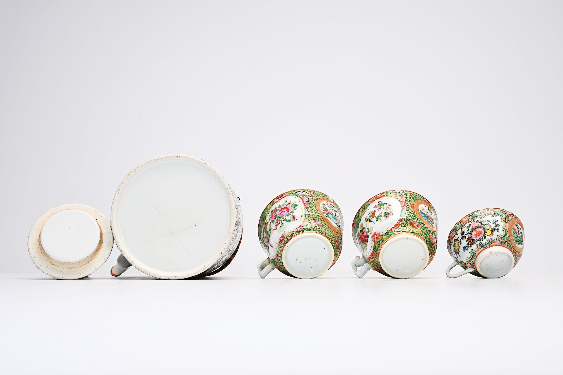 A Chinese Canton famille rose seventeen-part tea set and a bowl with palace scenes and floral design - Bild 15 aus 20