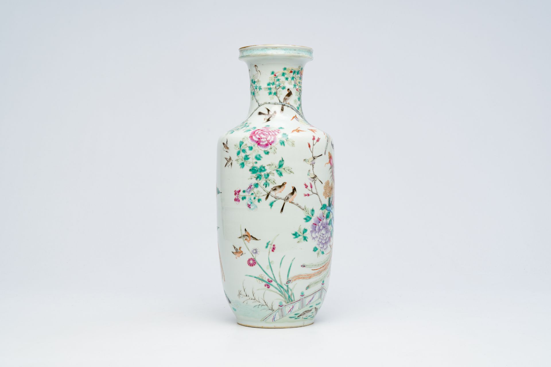 A Chinese famille rose rouleau vase with birds among blossoming branches, 19th C. - Bild 4 aus 7