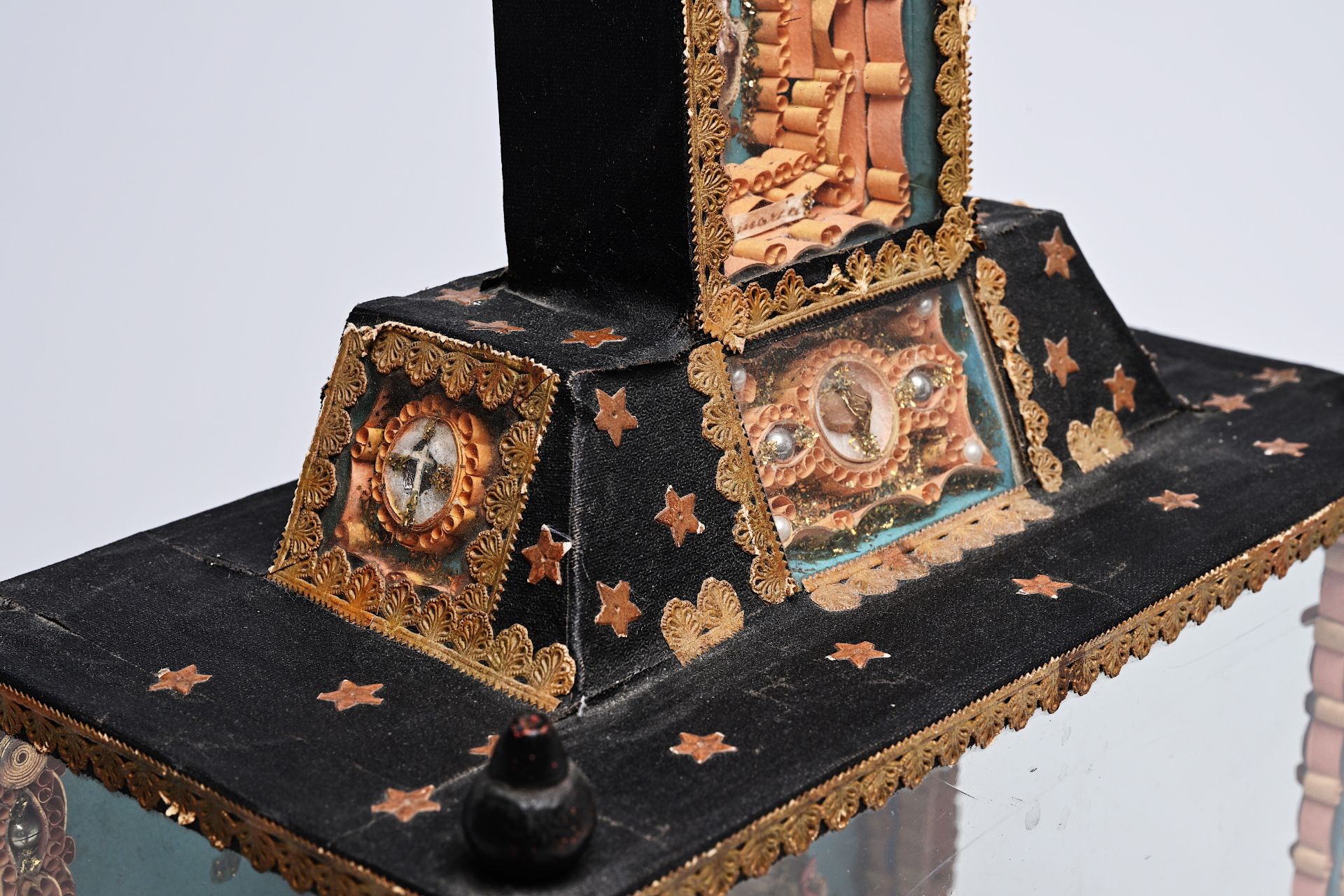 An exceptionally large reliquary of various saints with embroidery, paper filigree and pearls, Fland - Image 6 of 13