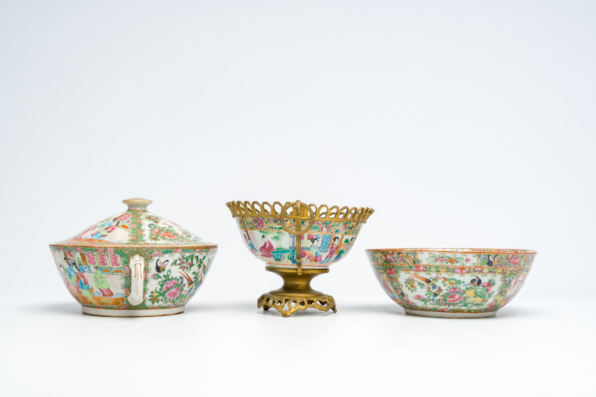 A varied collection of Chinese Canton famille rose porcelain with palace scenes and floral design, 1 - Bild 7 aus 11