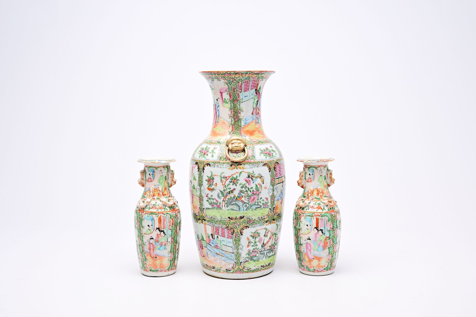 A varied collection of Chinese famille rose, verte and blue and white porcelain, 19th/20th C. - Bild 5 aus 48