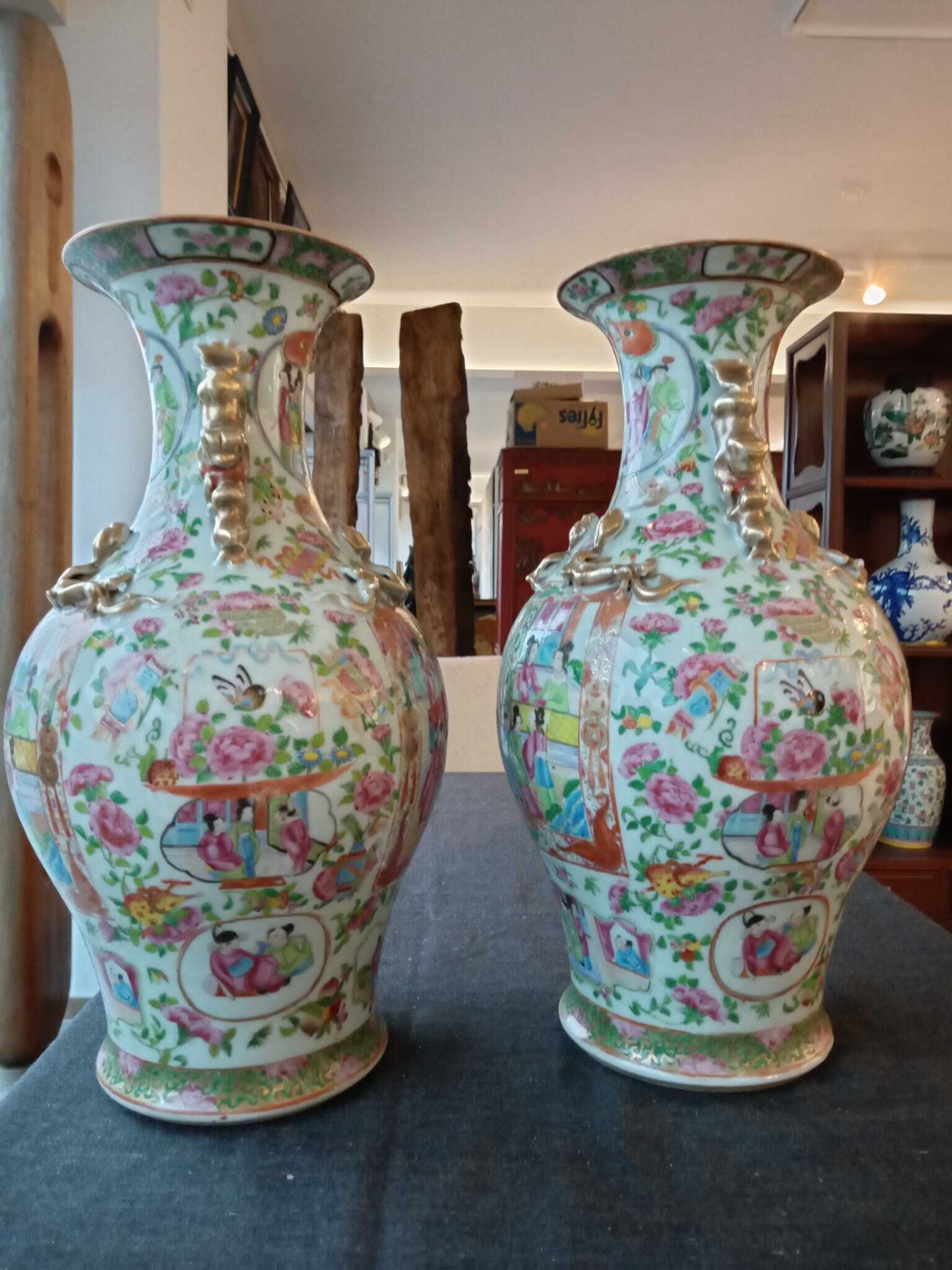 A pair of Chinese Canton famille rose vases with palace scenes, floral design and antiquities, 19th - Image 20 of 28