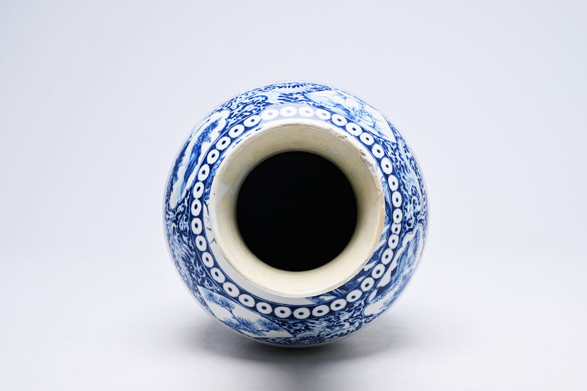 A Chinese blue and white vase with Zhong Kui before an emperor, Xuande mark, 19th C. - Bild 11 aus 12