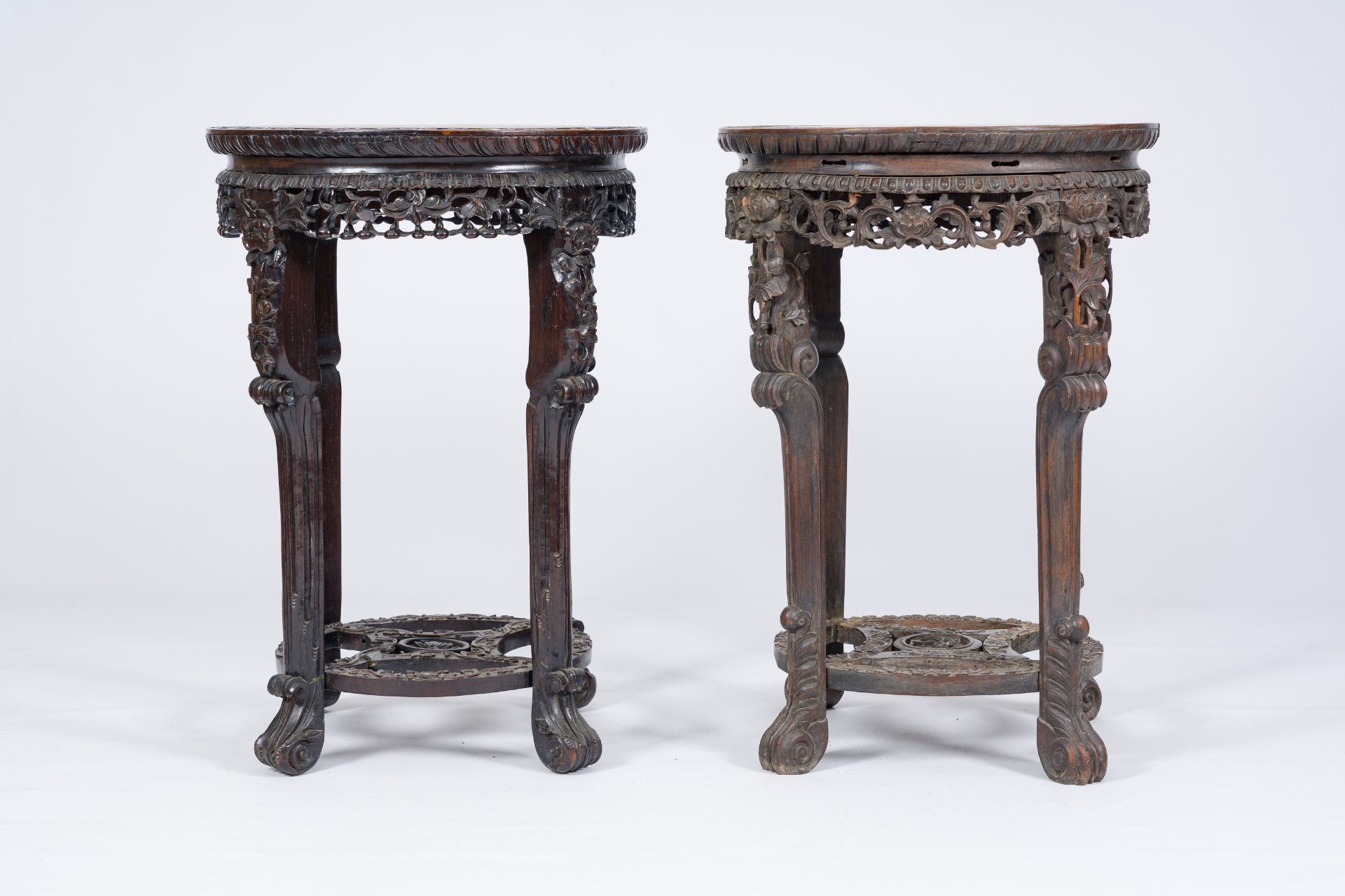 A pair of Chinese reticulated hardwood stands with marble tops, 19th/20th C. - Bild 4 aus 7