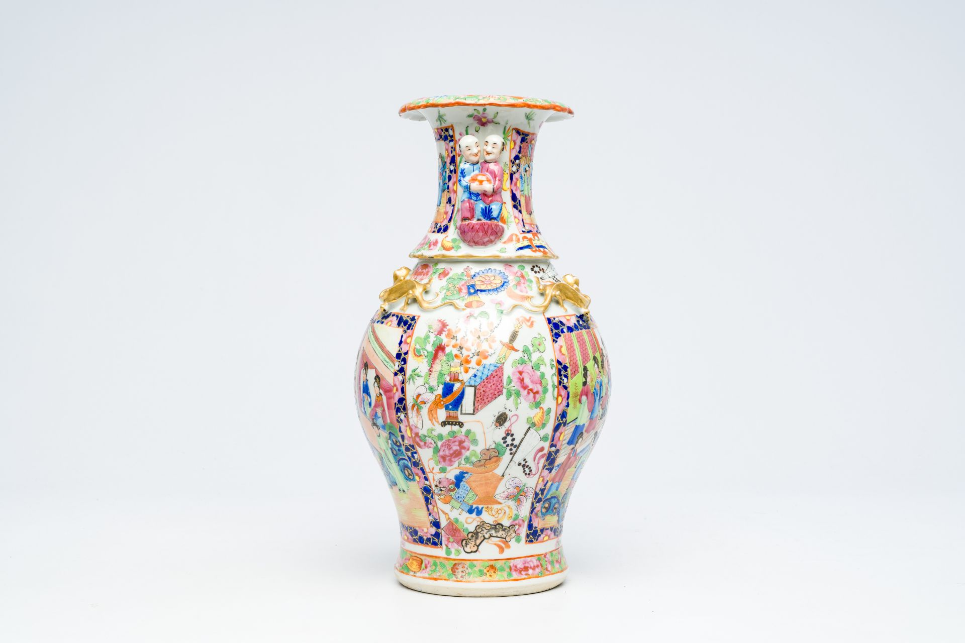 A Chinese Canton famille rose vase with palace scenes and the Hehe Er Xian twins in relief, 19th C. - Bild 4 aus 6