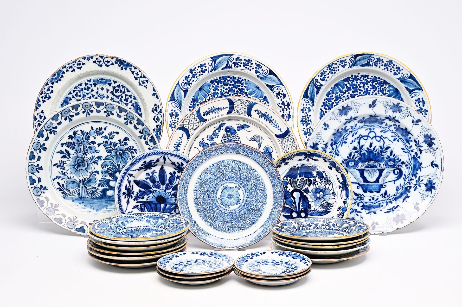 Twenty-six Dutch Delft blue and white dishes and plates, 18th C. - Image 5 of 10