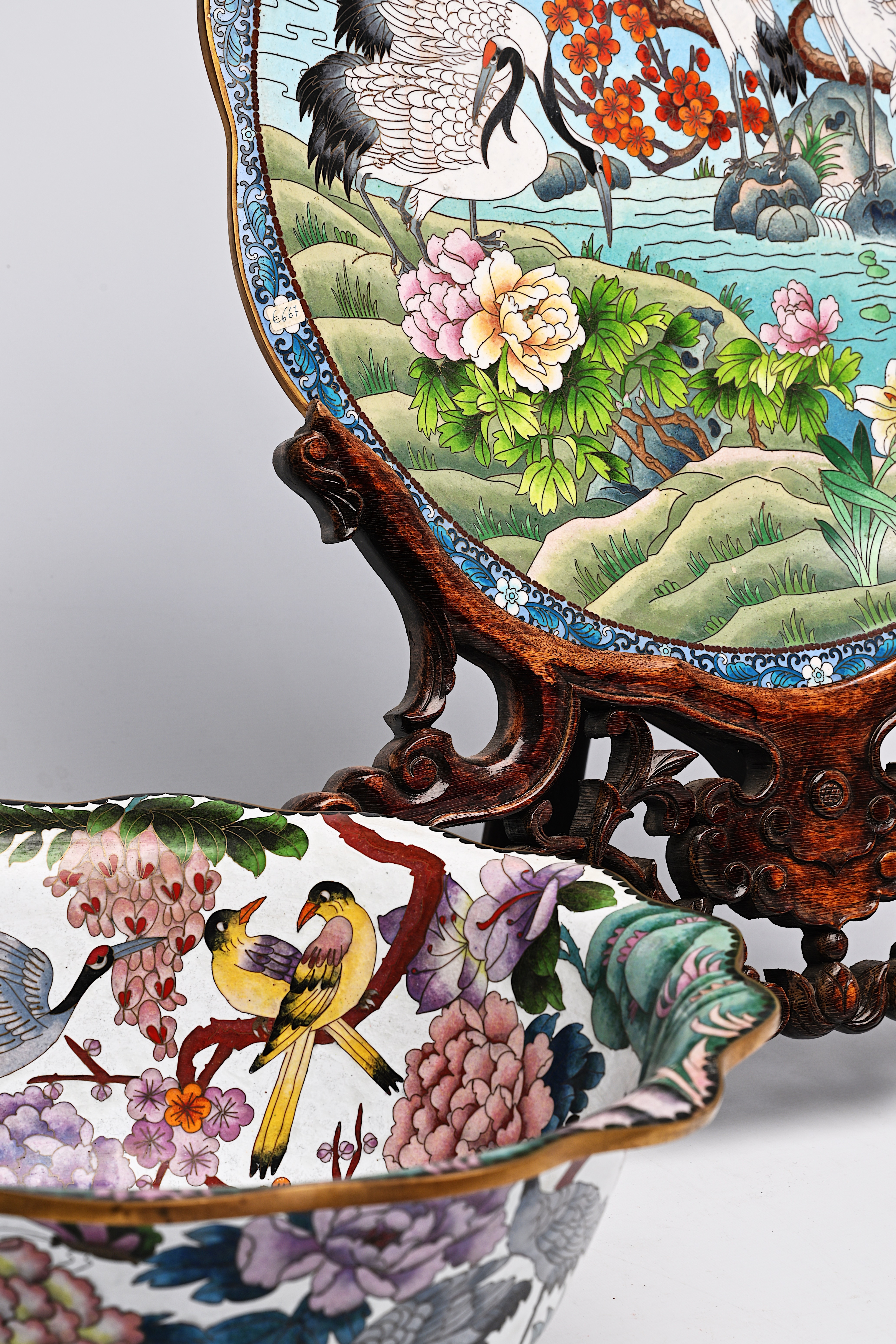 A large Chinese cloisonne dish and a bowl with cranes, 20th C. - Image 12 of 13