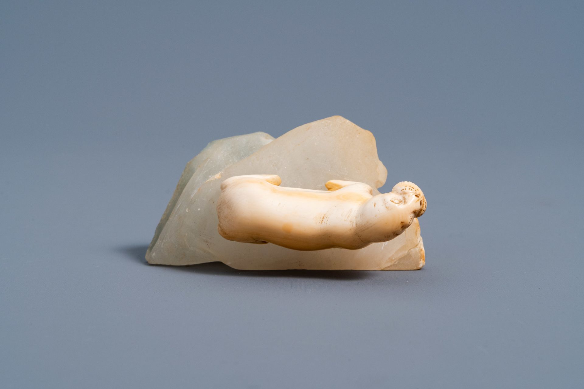 European school: A carved ivory figure of a walrus sitting on a gemstone ice floe, late 19th C. - Image 8 of 11