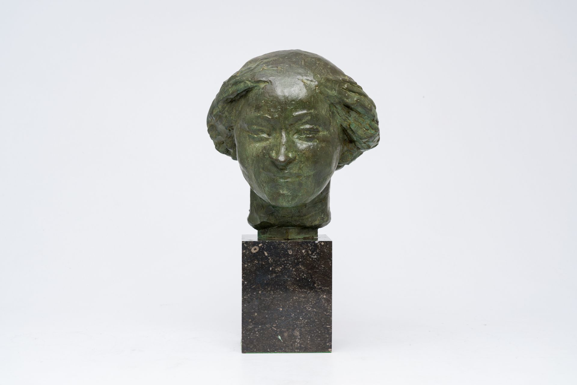 Rik Wouters (1882-1916): Head of a young lady, green patinated bronze on marble base, foundry mark ' - Bild 4 aus 11