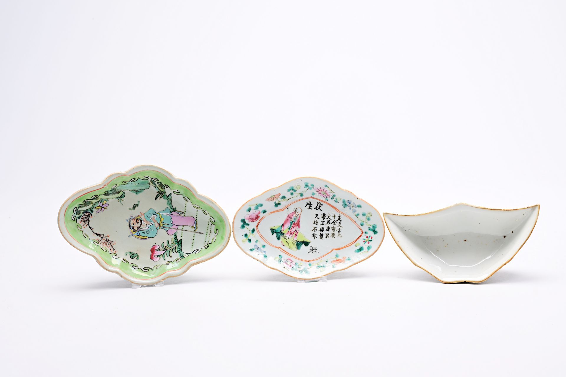 A varied collection of Chinese famille rose and qianjiang cai porcelain, 19th/20th C. - Image 27 of 40