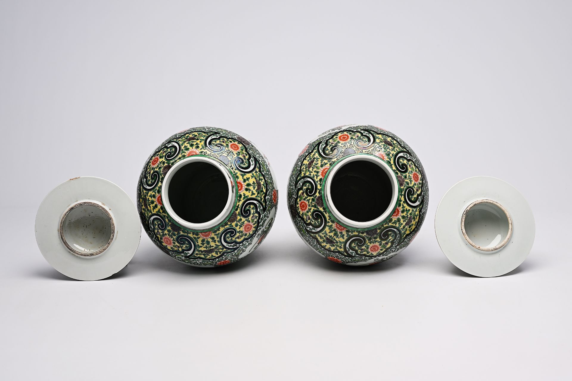 A pair of Chinese famille verte vases and covers with flower baskets and floral design, 19th C. - Image 9 of 16