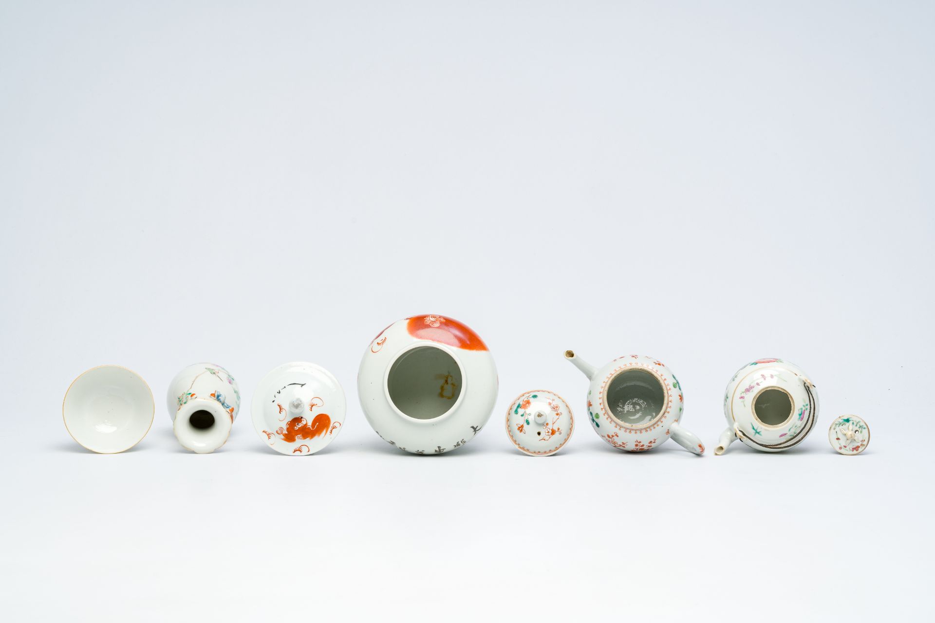 A varied collection of Chinese famille rose and iron-red porcelain with Buddhist lions and floral de - Image 6 of 11