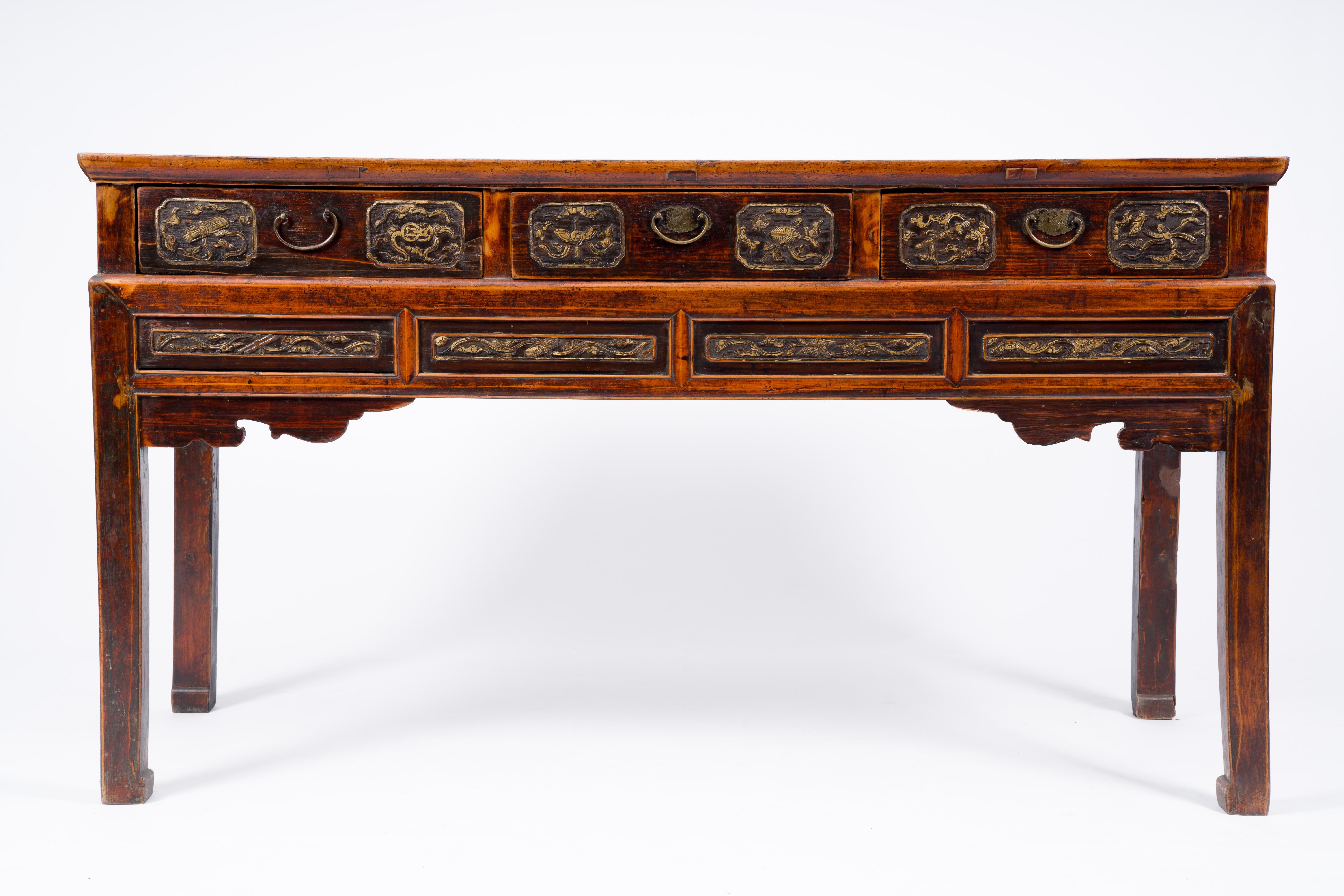 A Chinese wood wall console with partly gilt relief design, 19th/20th C. - Bild 3 aus 7