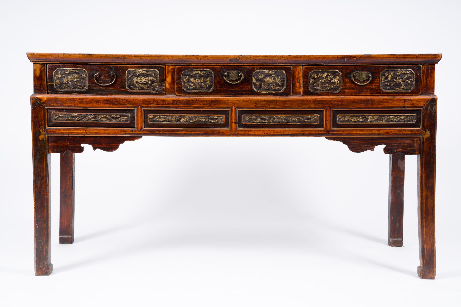 A Chinese wood wall console with partly gilt relief design, 19th/20th C. - Image 3 of 7