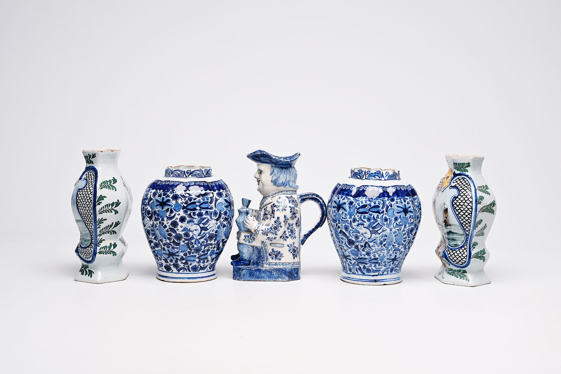 A varied collection of blue, white and polychrome earthenware items, Delft, France and Spain, 18th/1 - Image 6 of 18