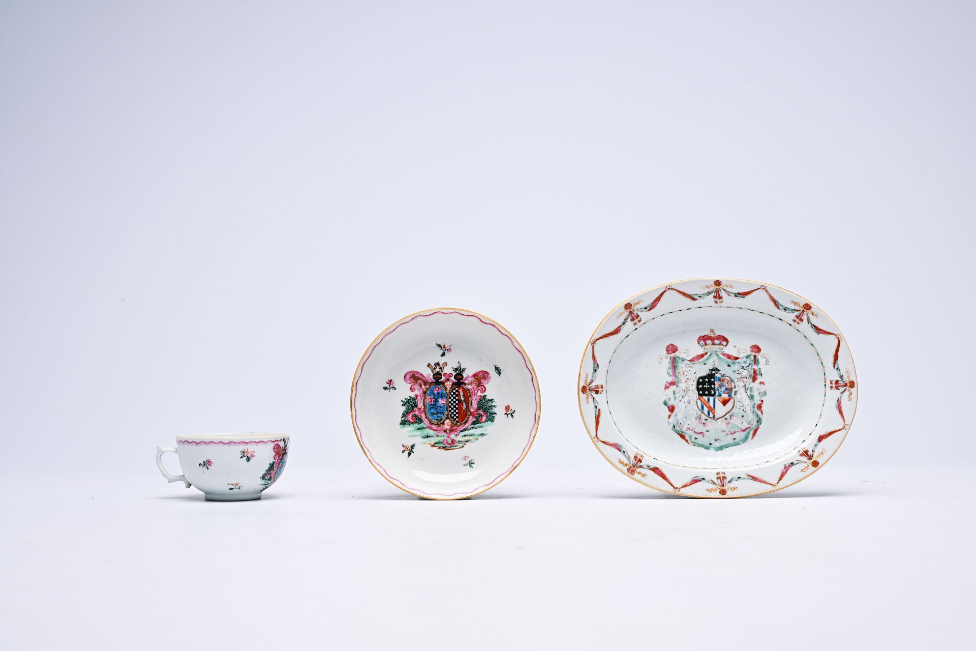 A Chinese famille rose armorial oval dish and a cup and saucer, Qianlong - Bild 2 aus 5