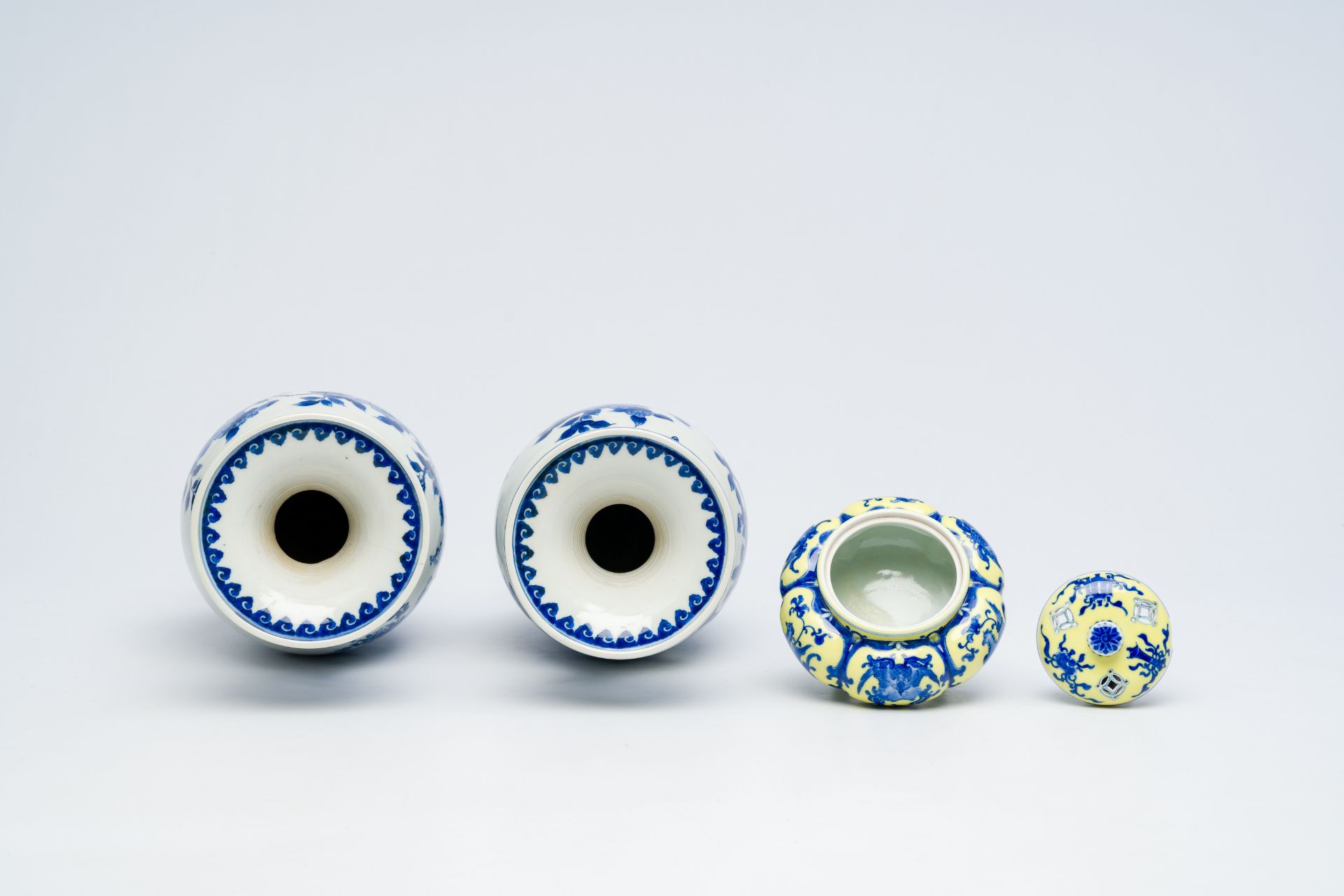 A Japanese yellow-ground incense burner and a pair of blue and white vases, poss. Hirado, Meiji, 19t - Bild 6 aus 7