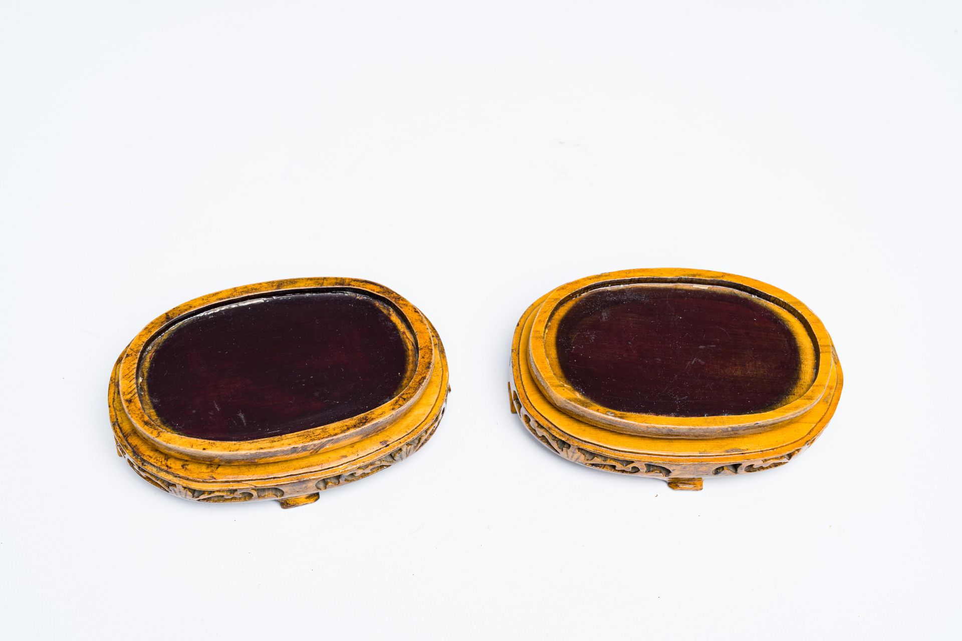 A pair of Chinese cloisonne double gourd vases on wooden stands, 20th C. - Image 8 of 9