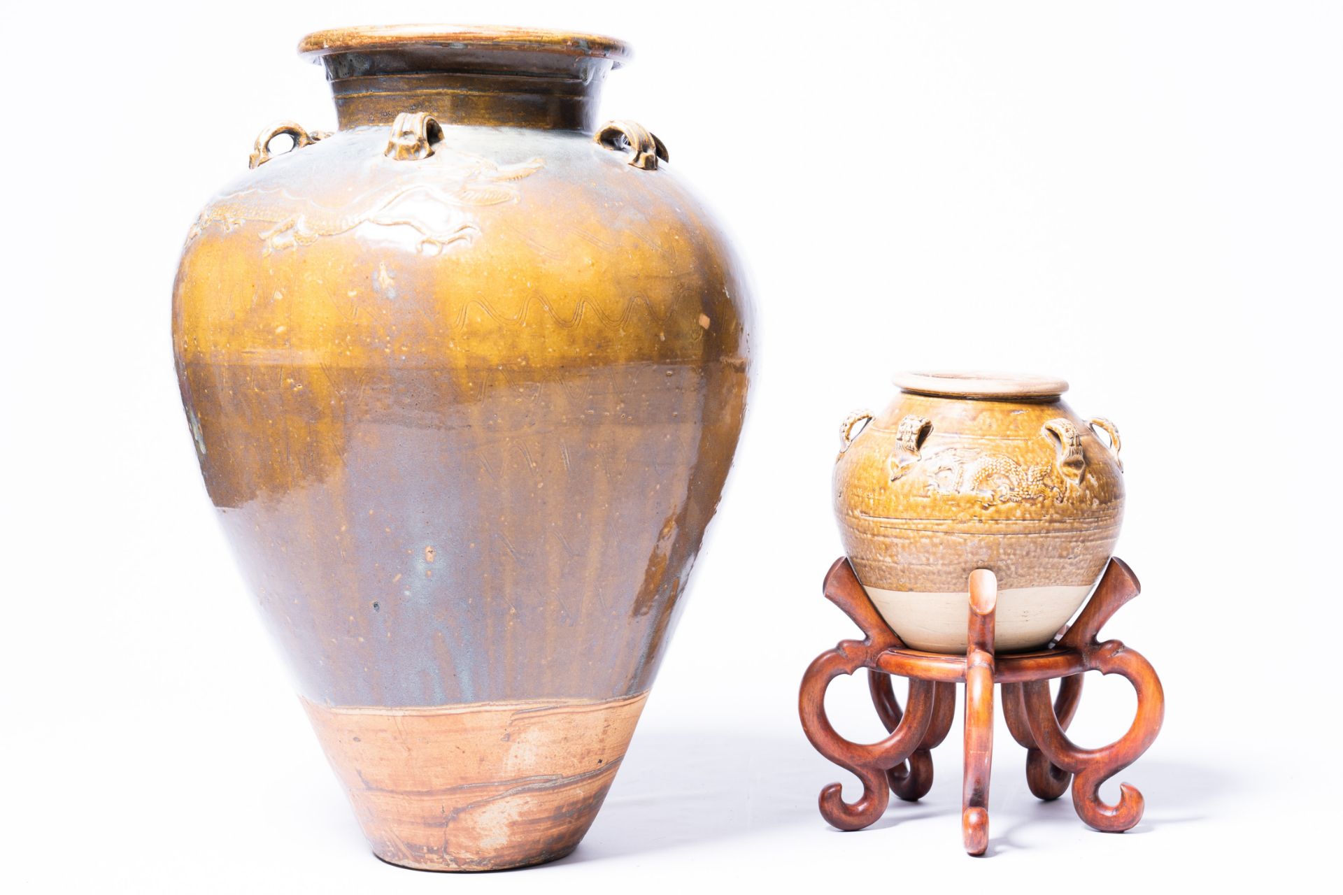 Two Chinese stoneware martaban jars with incised and applied design, 19th C. - Bild 3 aus 6