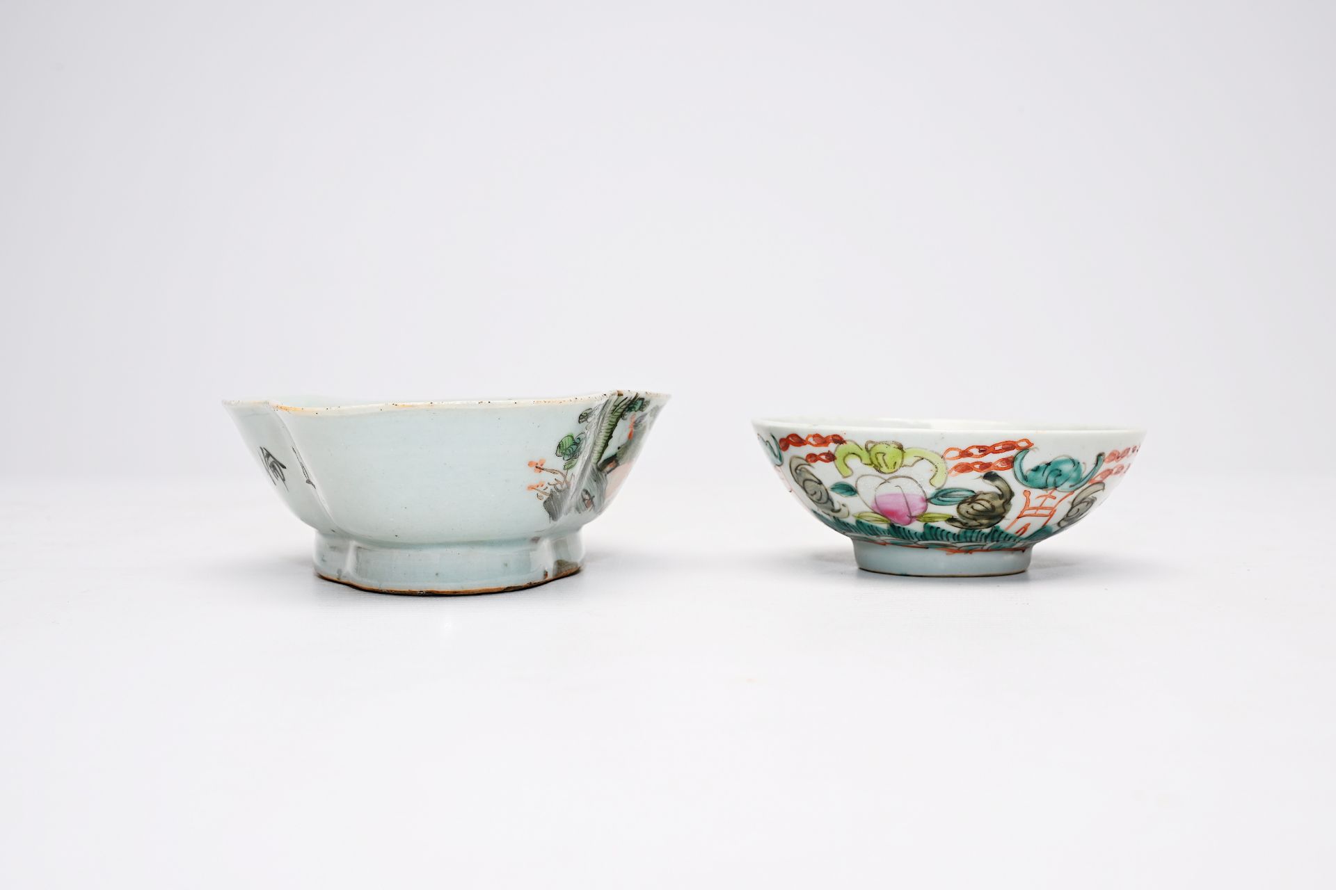A varied collection of Chinese famille rose and qianjiang cai porcelain, 19th/20th C. - Bild 38 aus 58