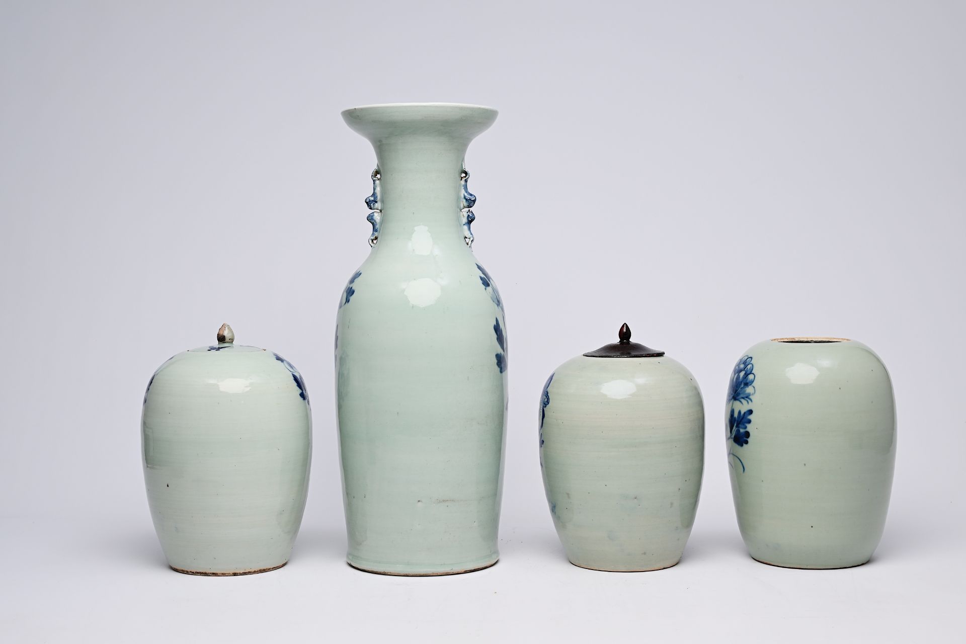 Three Chinese blue and white celadon ground ginger jars and a vase with phoenixes among blossoming b - Bild 5 aus 12