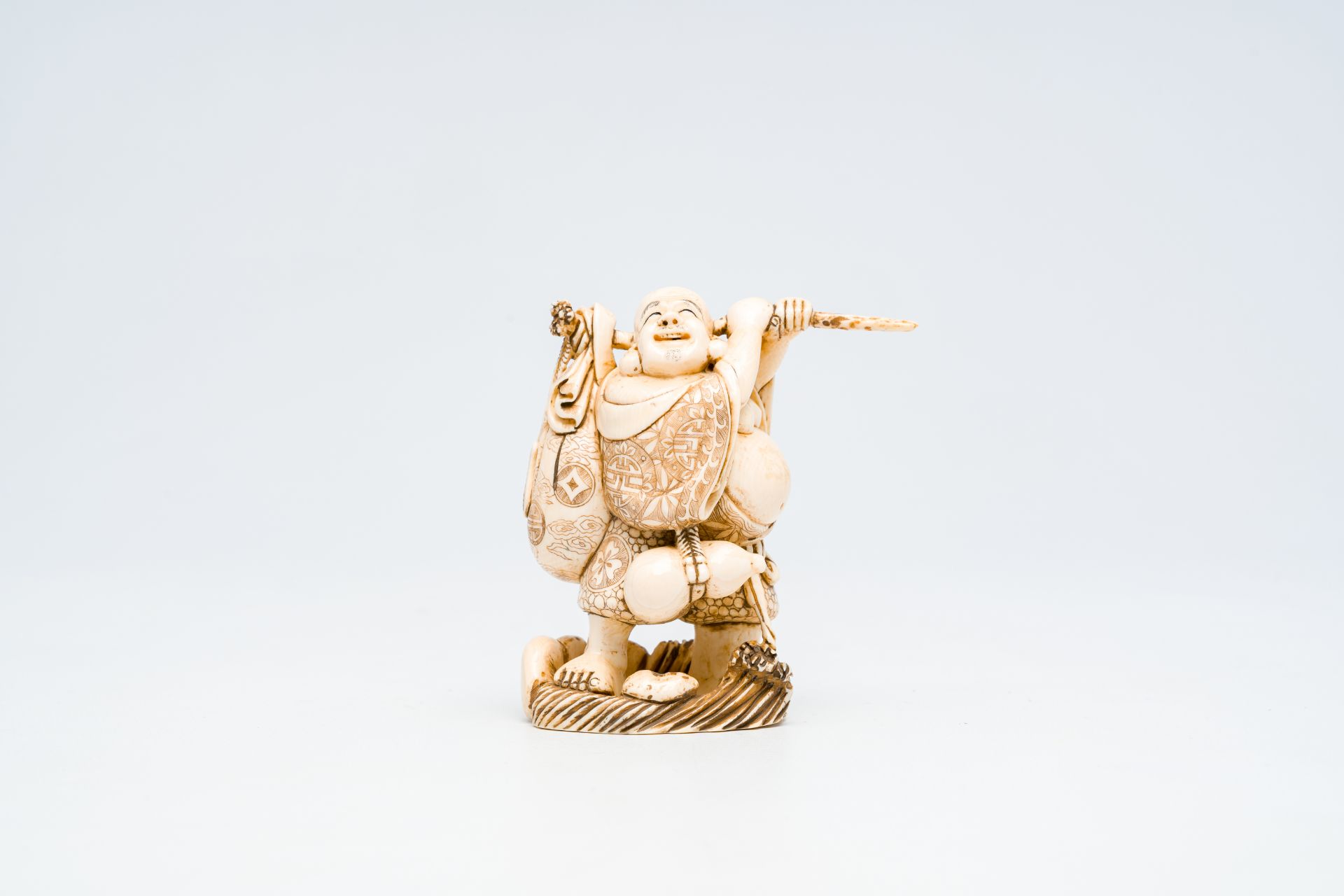 A Japanese ivory 'Happy Bouddha' okimono, signed, Meiji, late 19th C. - Bild 2 aus 7