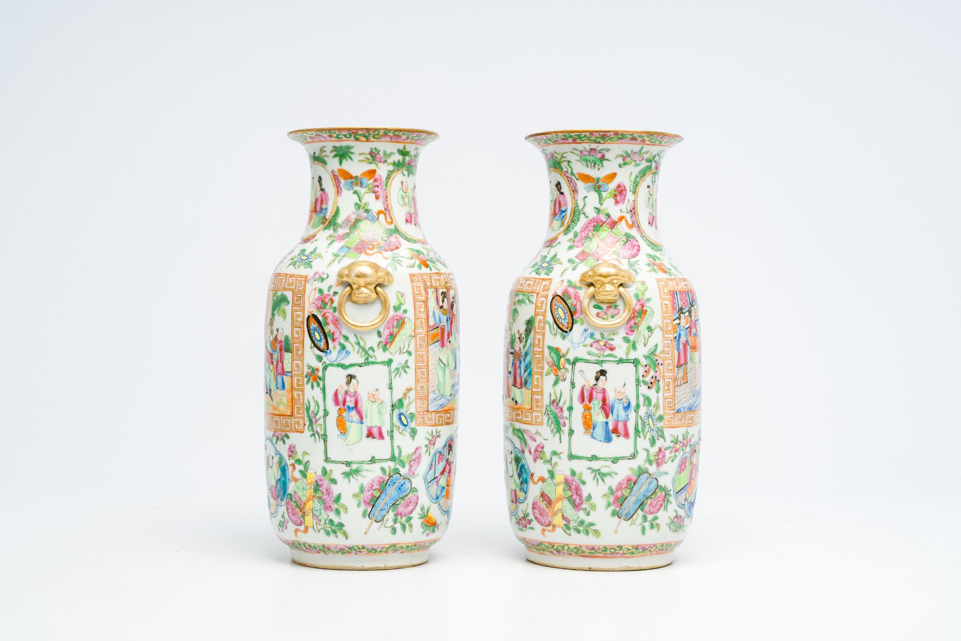 A pair of Chinese Canton famille rose vases with palace scenes and floral design, 19th C. - Bild 2 aus 6