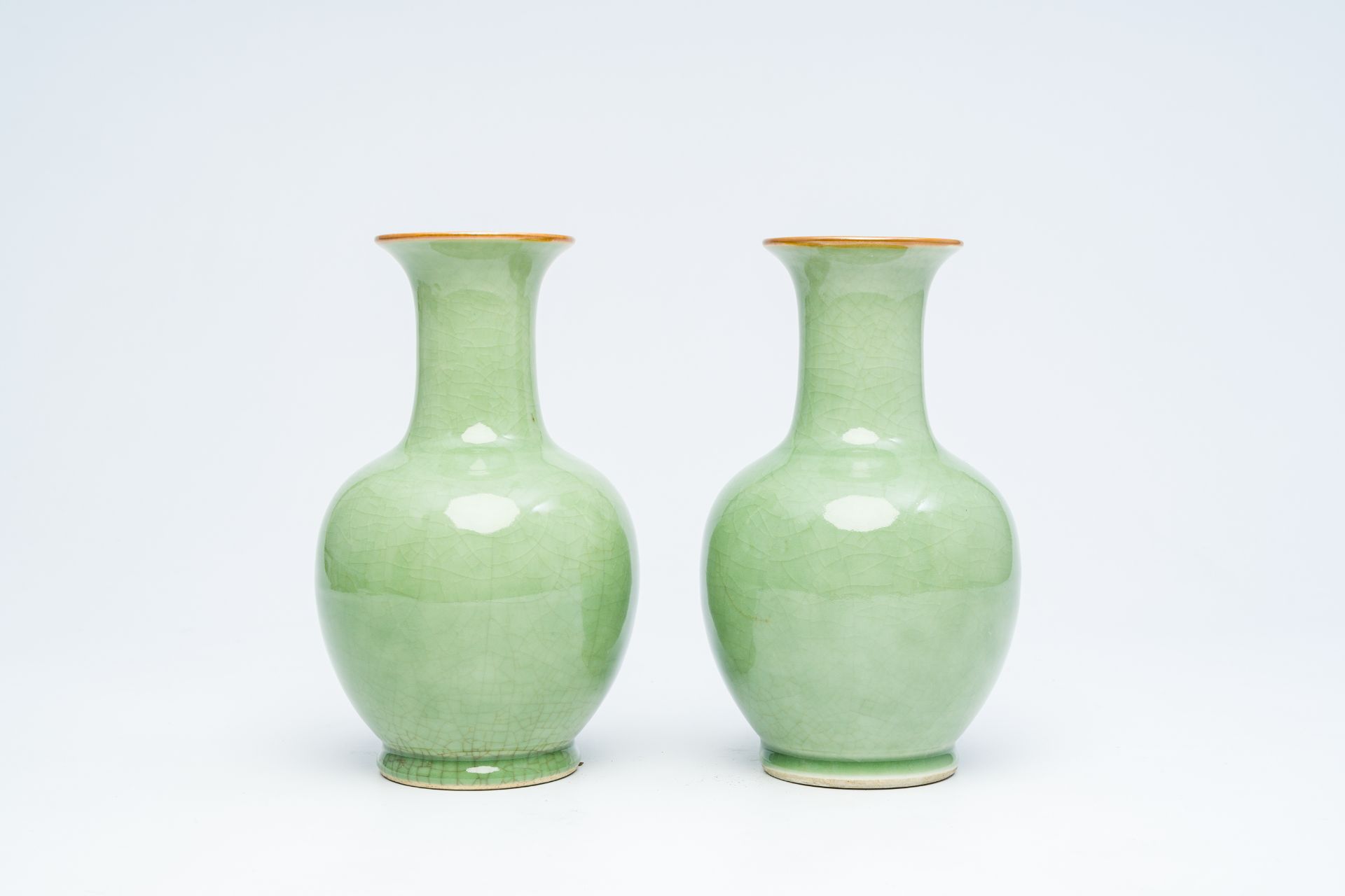 A pair of Chinese celadon-glazed bottle vases, 20th C. - Bild 3 aus 12