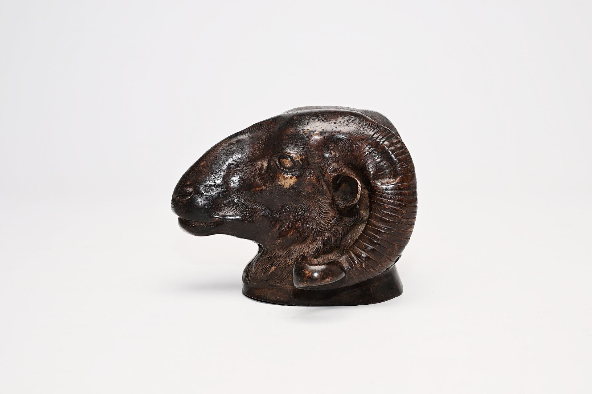 Six bronze mortars, five stampers and a patinated cast iron ram's head, 16th C. and later - Bild 9 aus 16