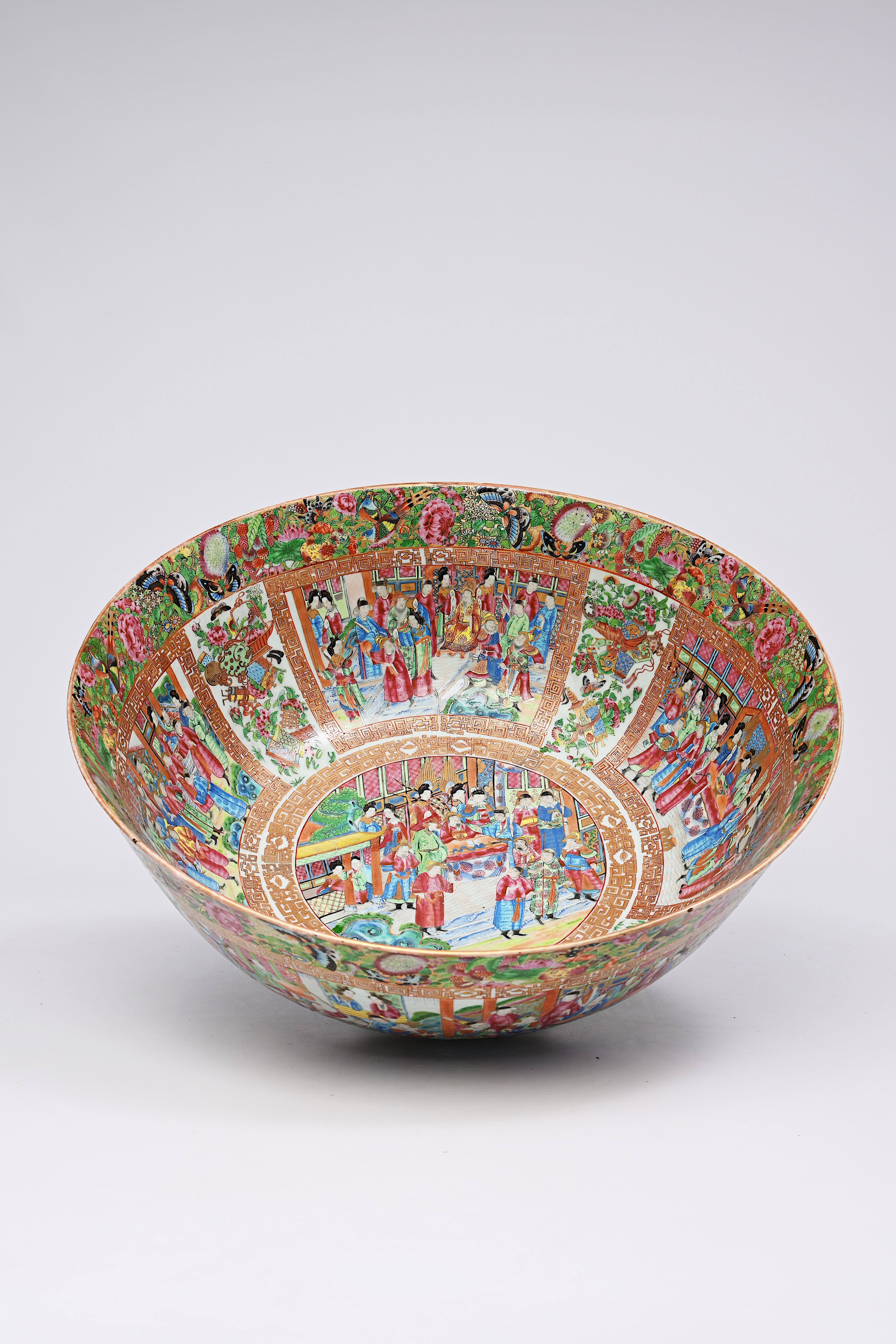 An imposing Chinese Canton famille rose bowl with palace scenes, antiquities and floral design, 19th - Image 8 of 10