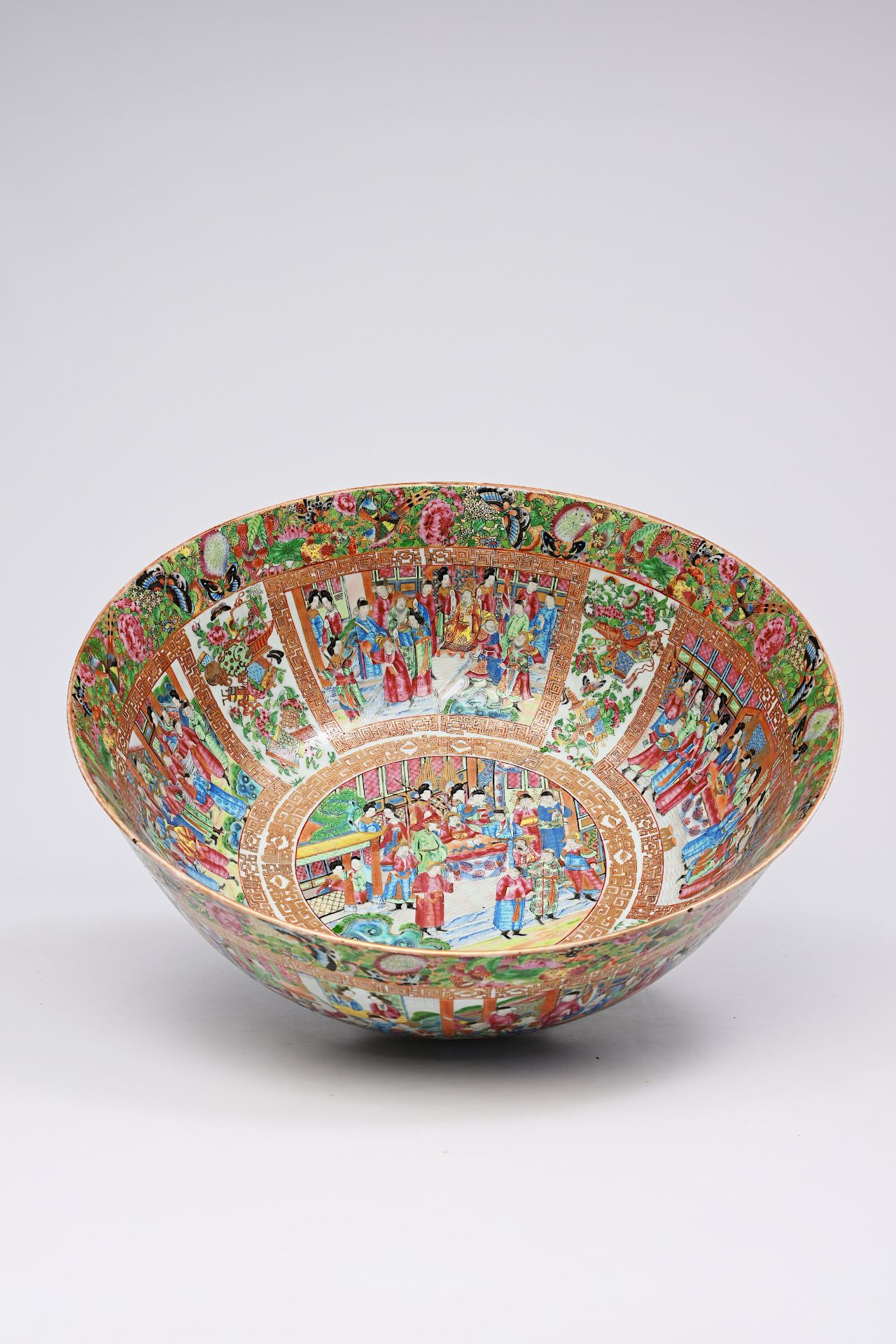 An imposing Chinese Canton famille rose bowl with palace scenes, antiquities and floral design, 19th - Bild 8 aus 10