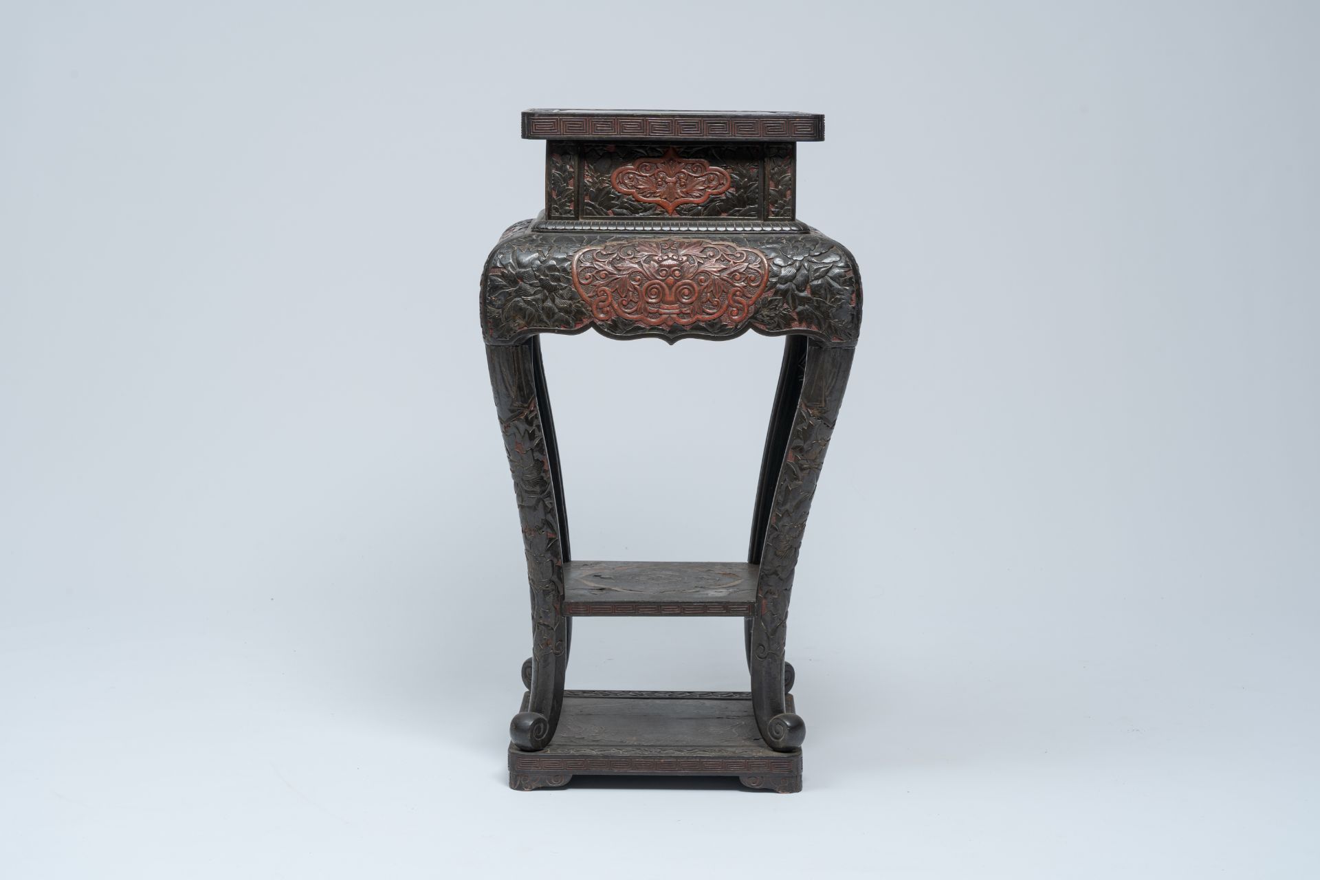 A Japanese red and black lacquered wood stand with floral design, Meiji, 19th/20th C. - Bild 6 aus 8