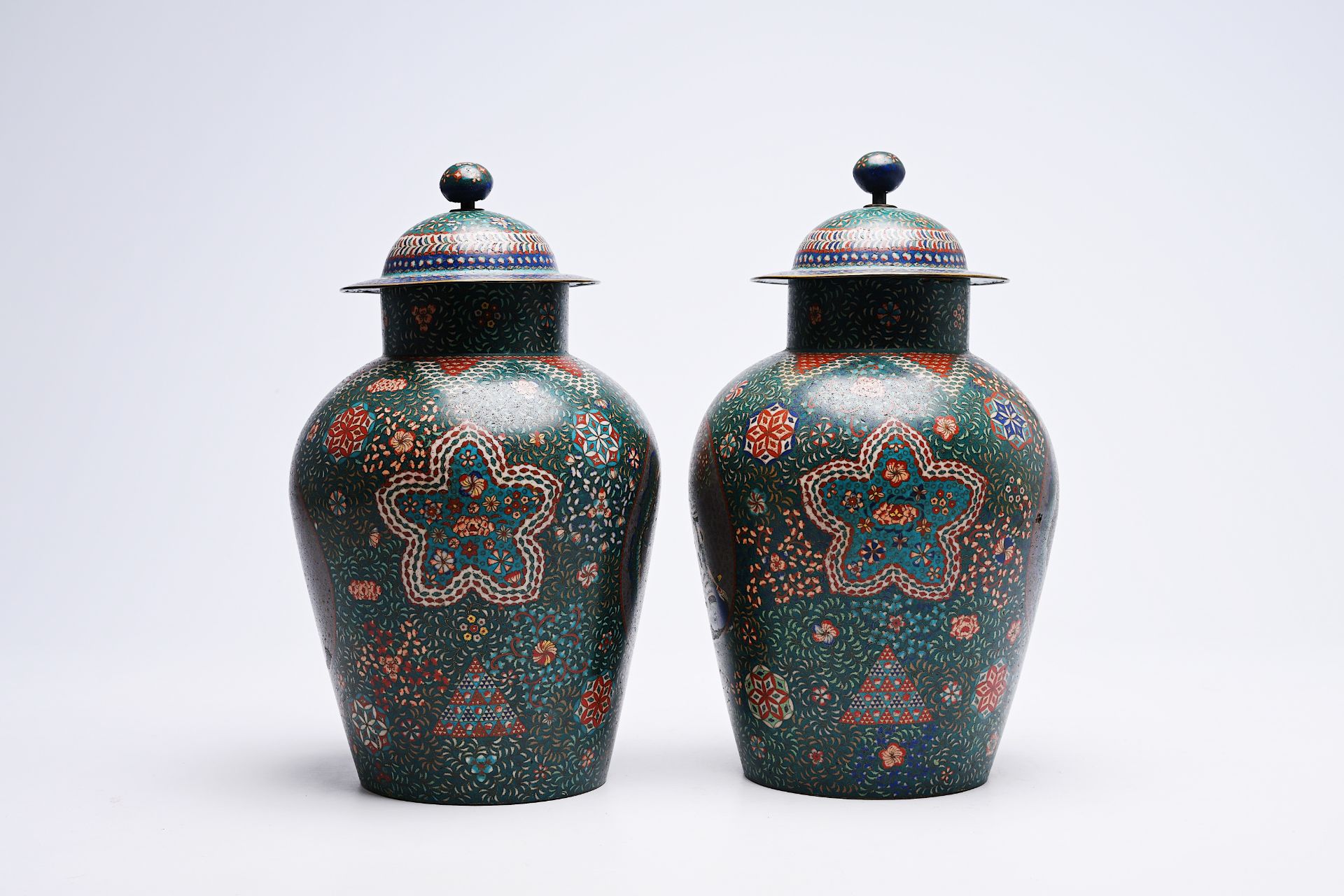 A pair of Japanese cloisonne 'dragon and samurai' vases and covers, Meiji, ca. 1900 - Image 3 of 6