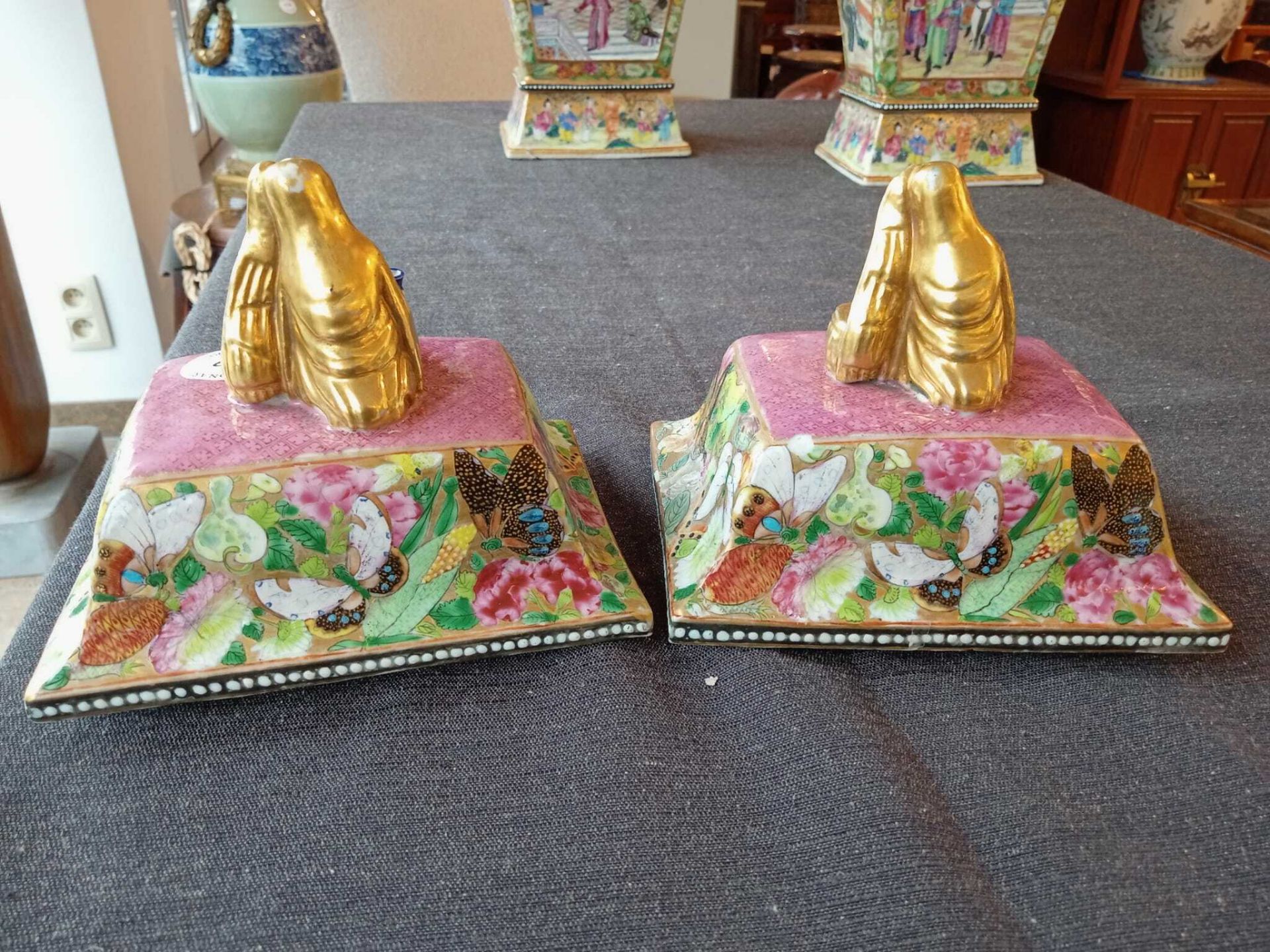 A pair of fine quadrangular Chinese Canton famille rose vases and covers with palace scenes and figu - Bild 46 aus 48