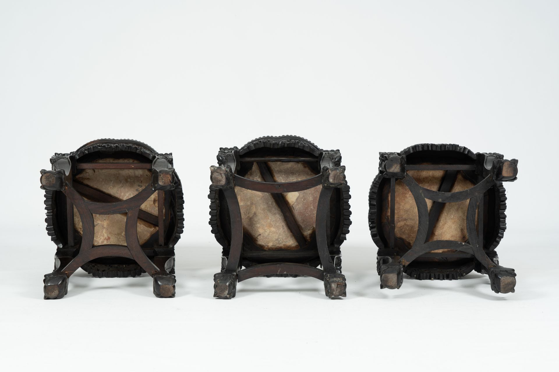 Three Chinese reticulated hardwood stands with marble tops, 19th/20th C. - Bild 7 aus 7