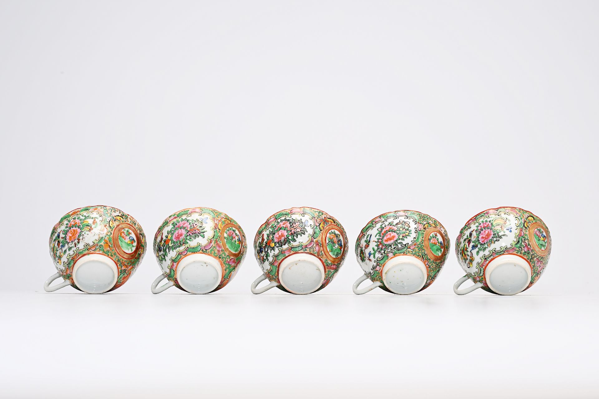 A Chinese Canton famille rose seventeen-part tea set and a bowl with palace scenes and floral design - Bild 12 aus 20