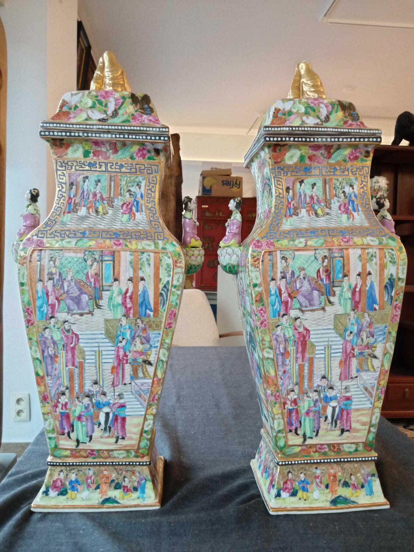 A pair of fine quadrangular Chinese Canton famille rose vases and covers with palace scenes and figu - Bild 23 aus 48